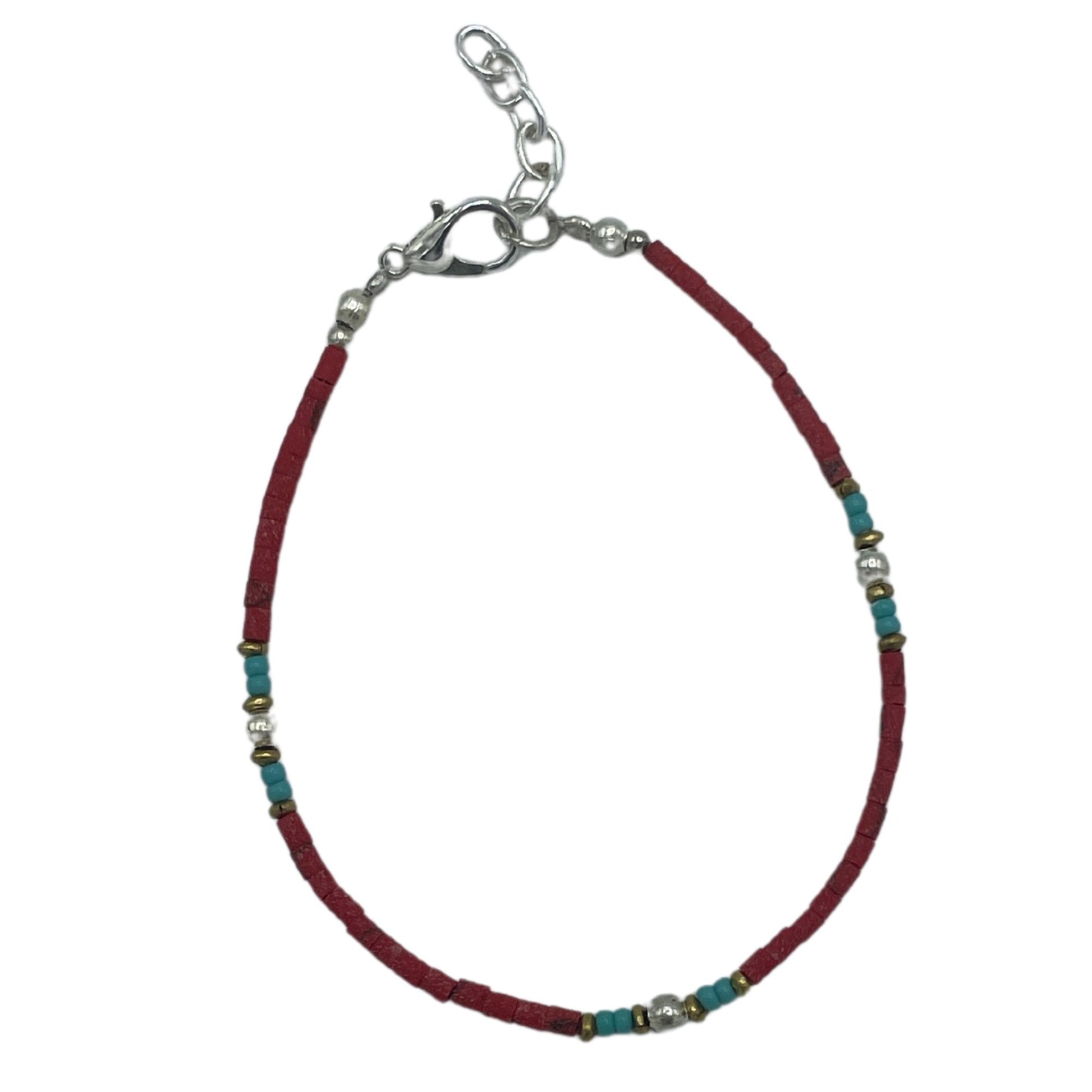 Collar de cuentas rojas y turquesas con detalles en plata, estilo bohemio, ajustable con cierre de langosta.