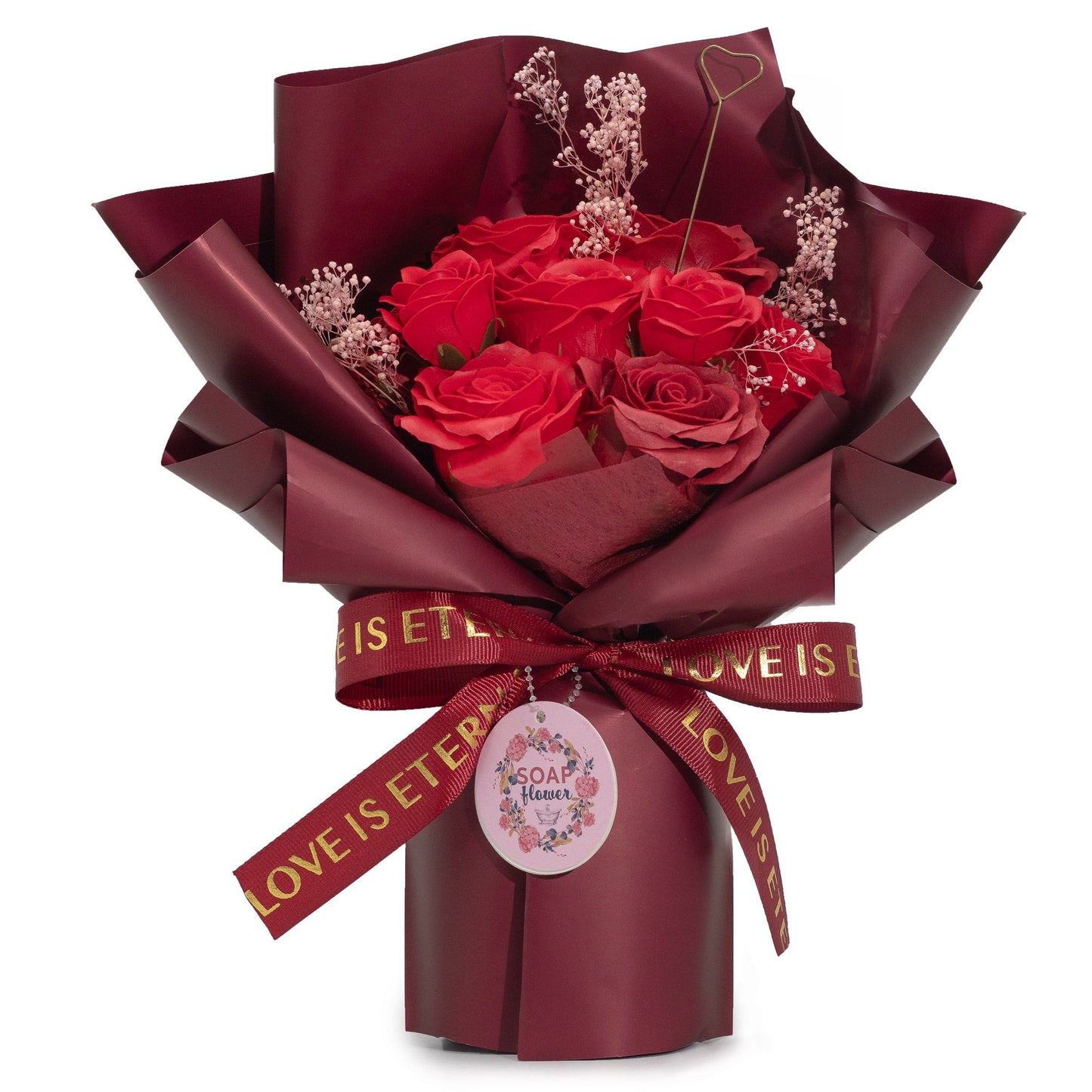 Ramo de rosas rojas con envoltura marrón y cinta dorada, elegante y ideal para ocasiones románticas.