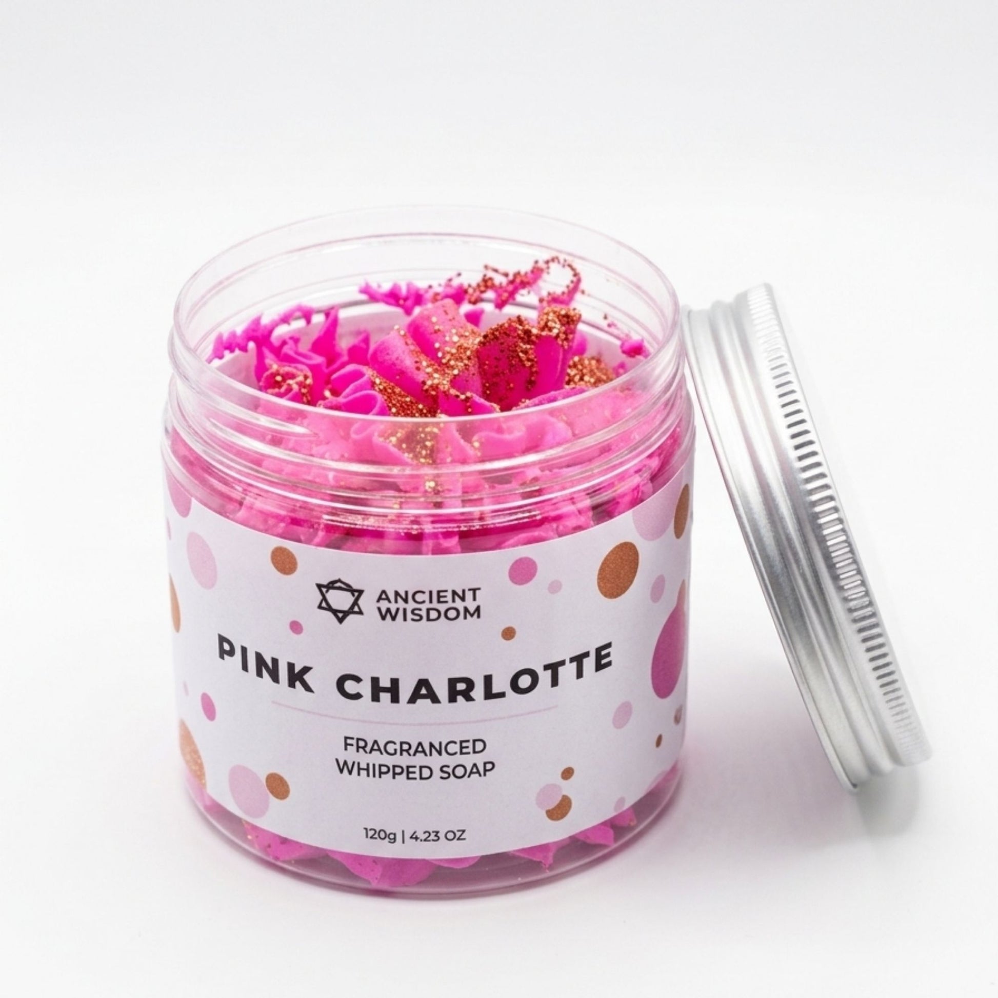 Jabón batido fragante "Pink Charlotte" en tarro con tapa plateada, color rosa vibrante y decoraciones brillantes.