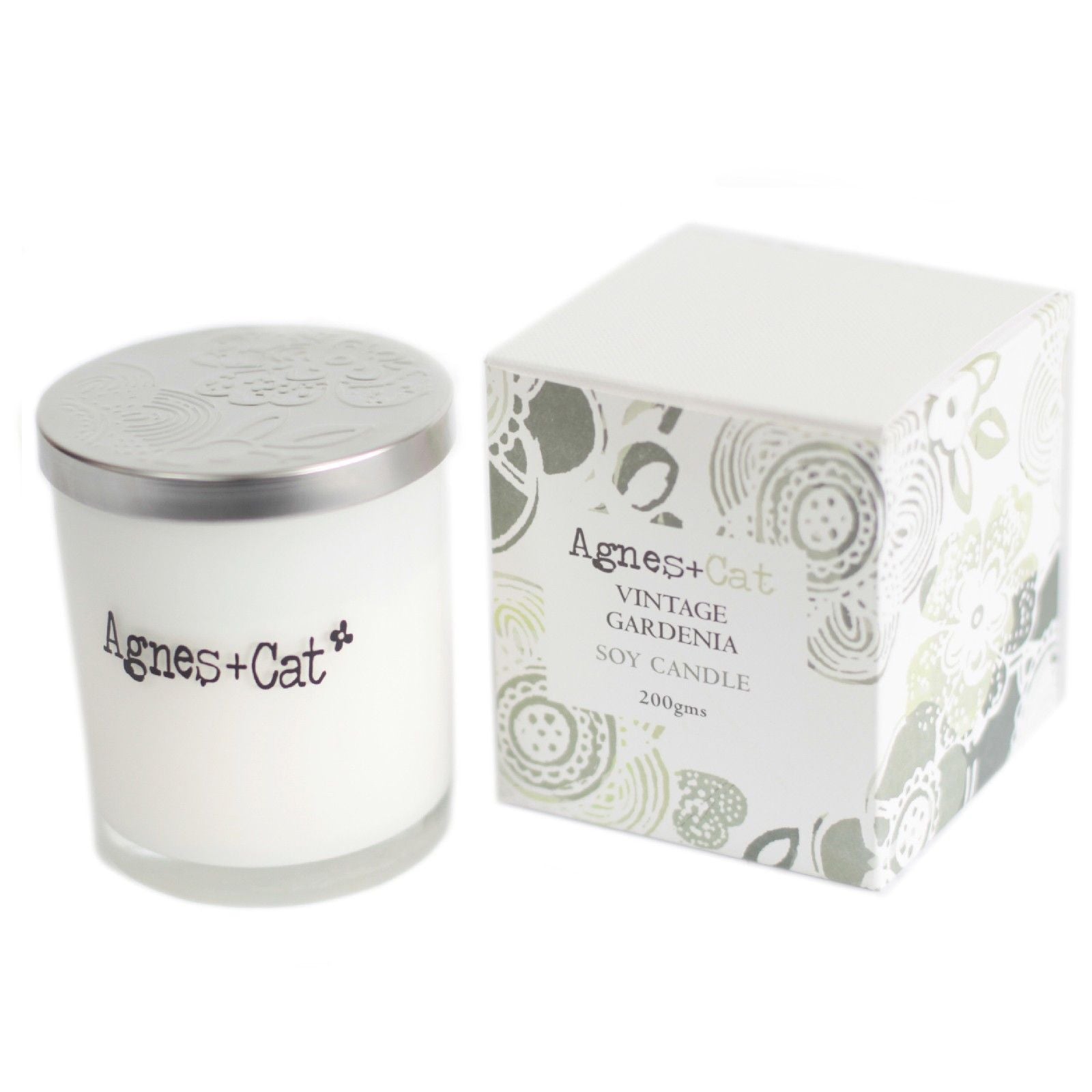 Vela de soja "Vintage Gardenia" de Agnes + Cat, color blanco, en frasco de vidrio con tapa plateada y caja decorativa.