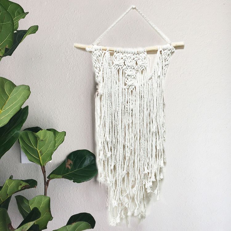Macramé blanco decorativo colgado en pared, hecho de algodón. Ideal para dar un toque bohemio a tu hogar.