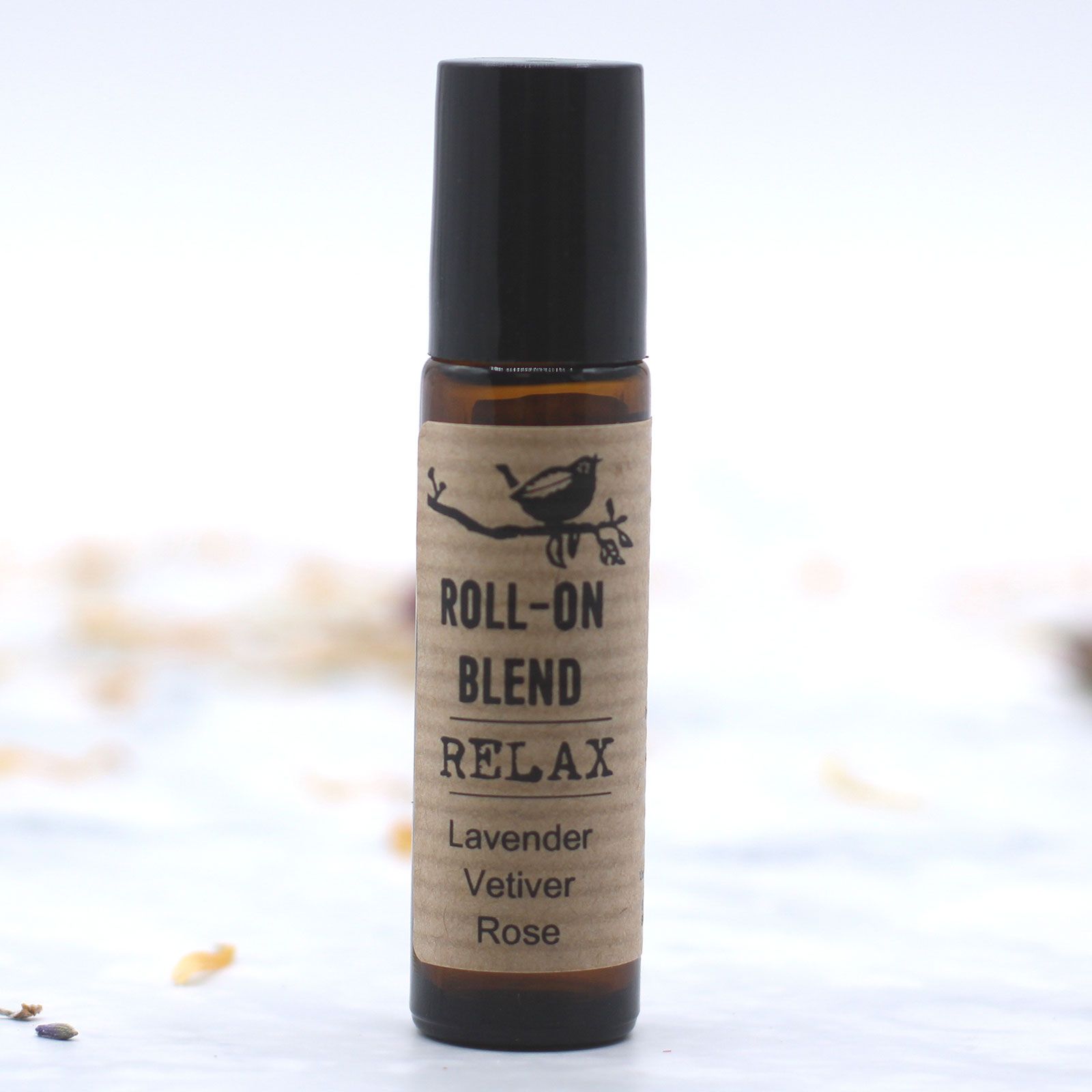 Mezcla relajante en roll-on de lavanda, vetiver y rosa en envase marrón. Ideal para aromaterapia.