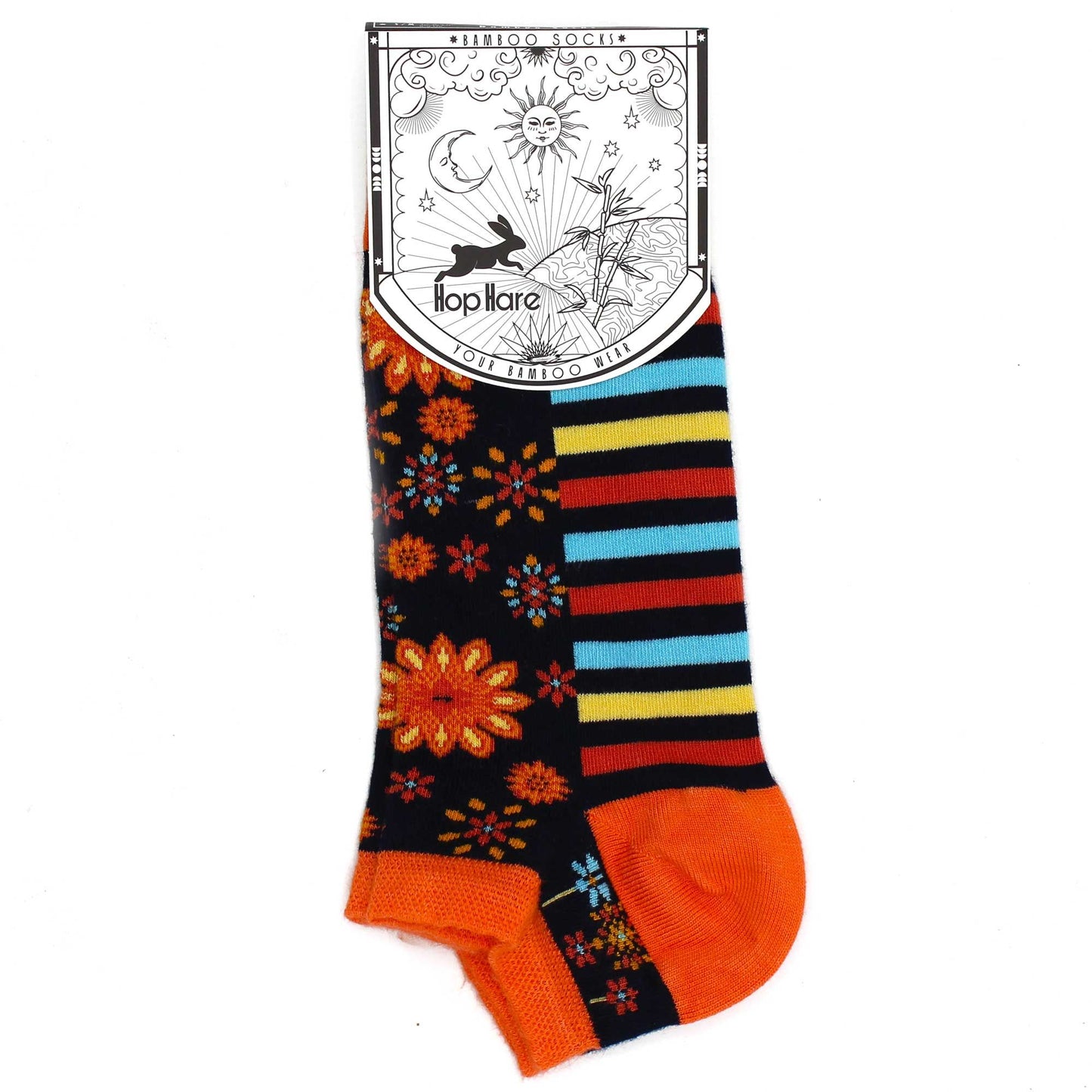 Calcetines de bambú negro con flores multicolores y rayas, puntera y talón naranja, estilo divertido y moderno.