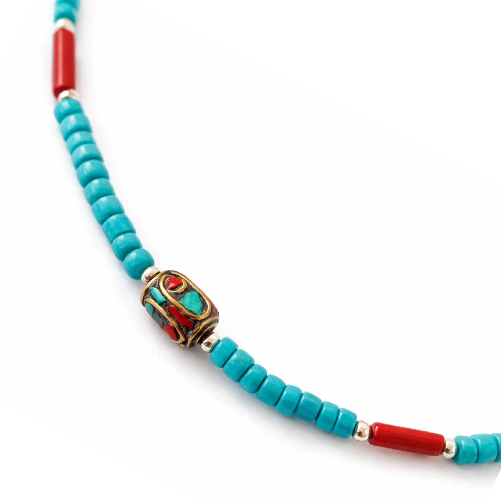 Collar de cuentas turquesa y rojo, con detalles en metal dorado y estilo bohemio.