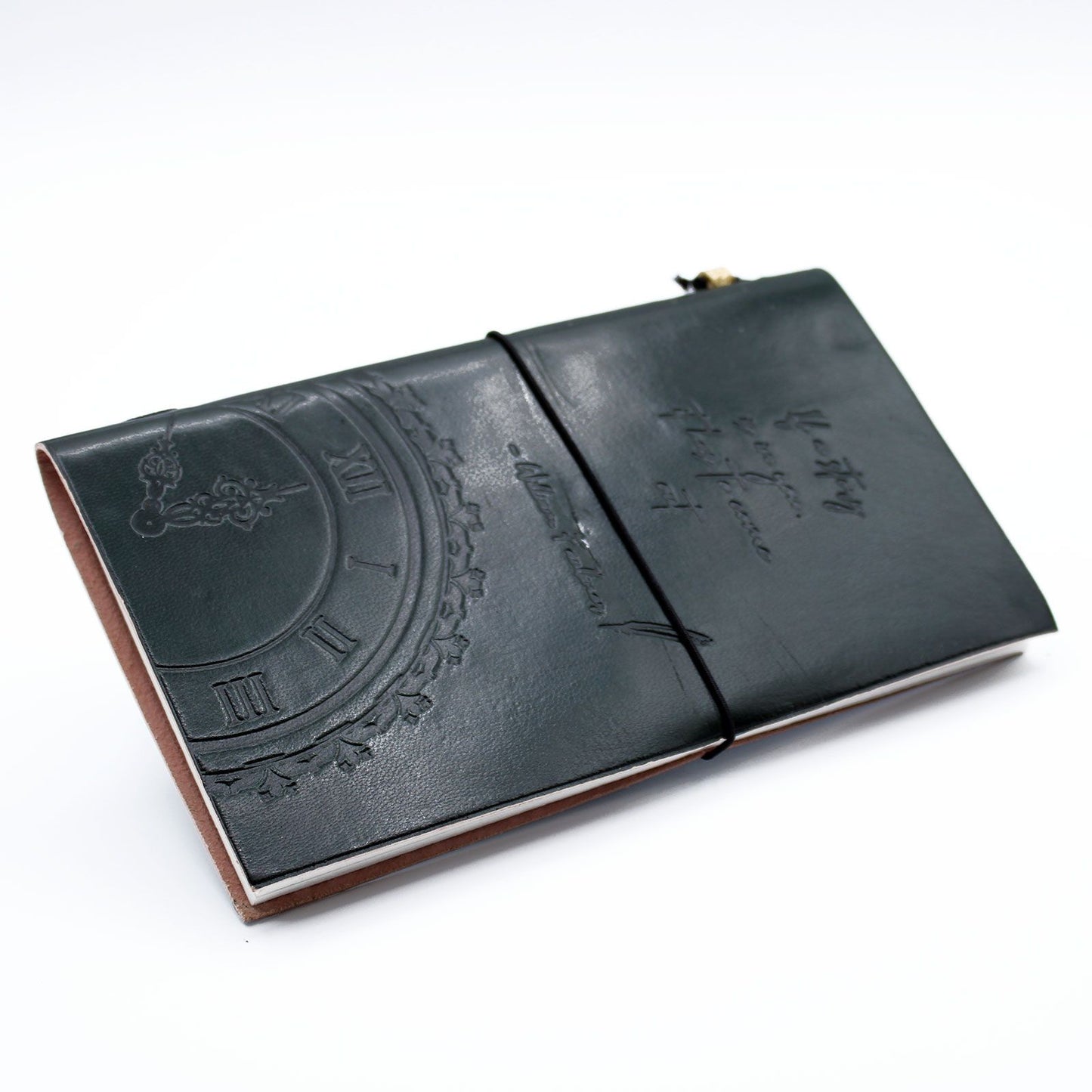 Cuaderno de cuero verde oscuro con relieve, cierre de cuerda, estilo vintage y hojas en blanco.