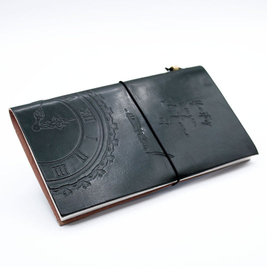Cuaderno de cuero verde oscuro con relieve, cierre de cuerda, estilo vintage y hojas en blanco.