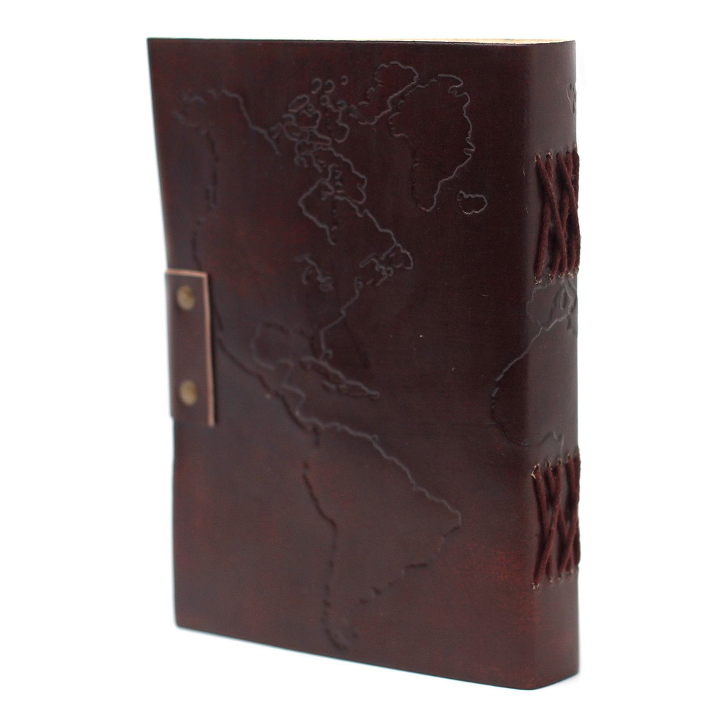 Cuaderno de cuero marrón con grabado de mapas, bordes acabados en costura, estilo vintage y gran calidad.