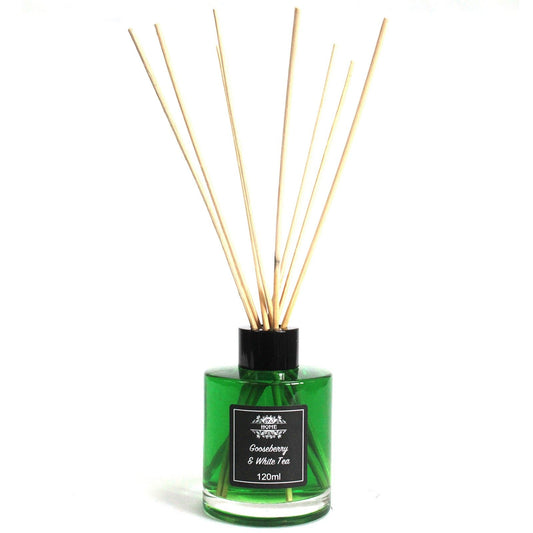 Difusor de aromas de 120ml en frasco de vidrio verde con varillas de madera sobre fondo blanco.