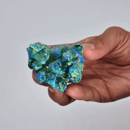 Roca mineral color verde y azul con brillo, en forma de flores; perfecta para decoración y manualidades.