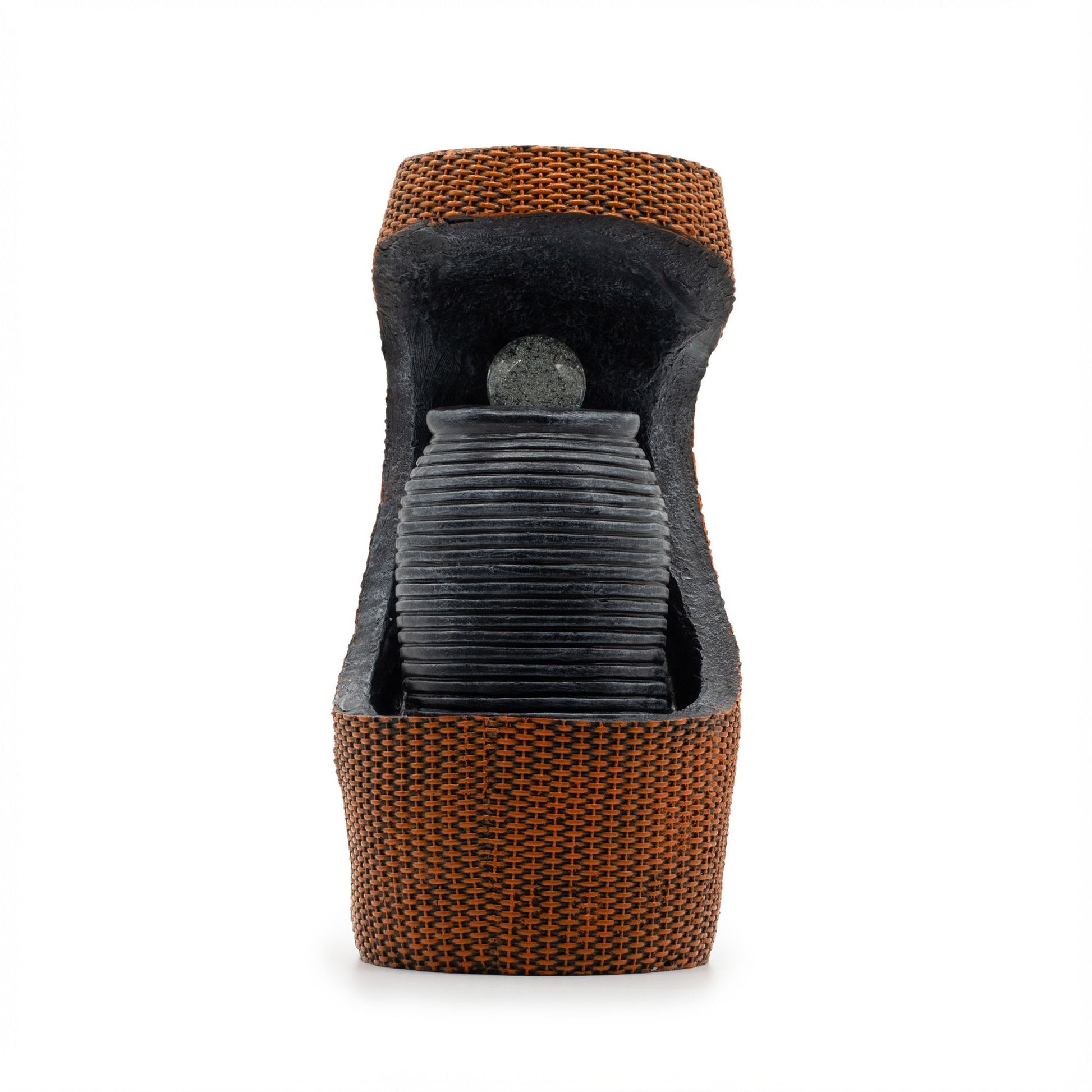 Zapato de mujer color marrón, material sintético trenzado, estilo moderno y elegante, tacón bajo y cómodo.