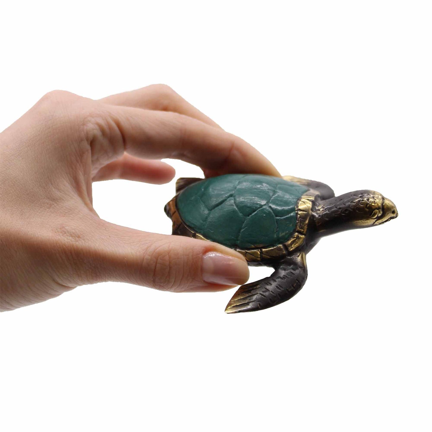 Tortuga decorativa de resina verde y dorada, estilo artístico, sujeta con una mano.