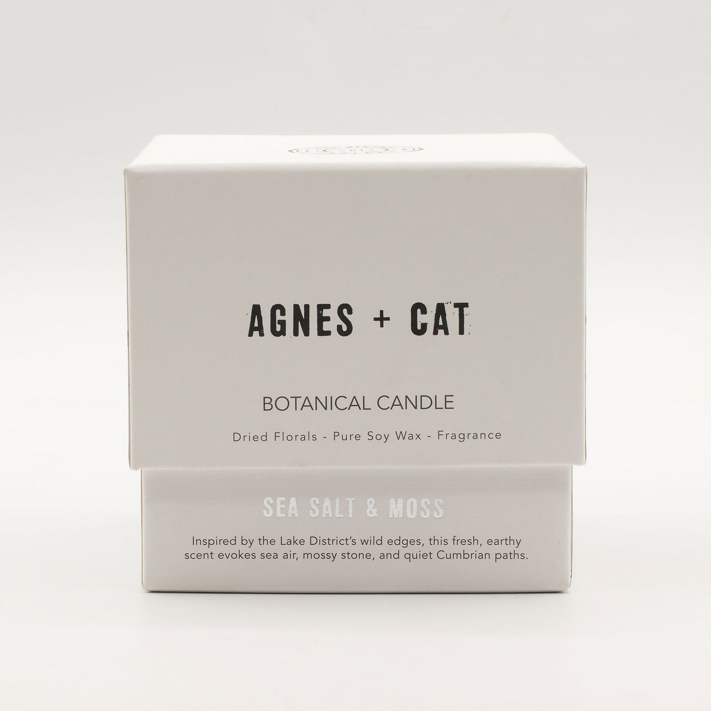 Vela botánica Agnes + Cat, cera de soja, fragancia sal marina y musgo, caja blanca con diseño minimalista.