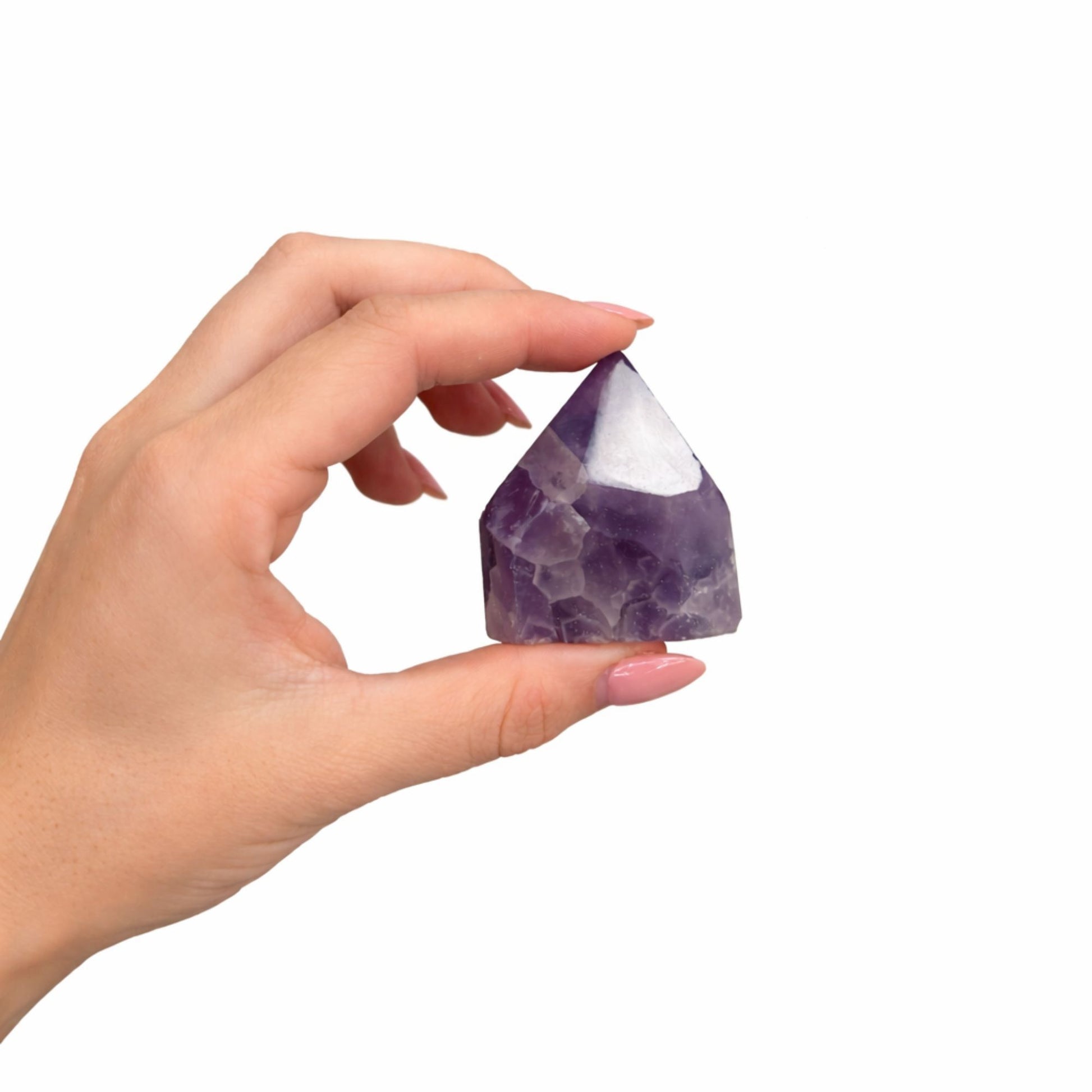 Cristal de amatista en forma de pirámide, tono morado y transparente, ideal para decoración y meditación.