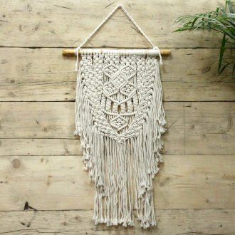 Mural de macramé blanco, algodón, diseño bohemio con flecos, ideal para decoración de pared.