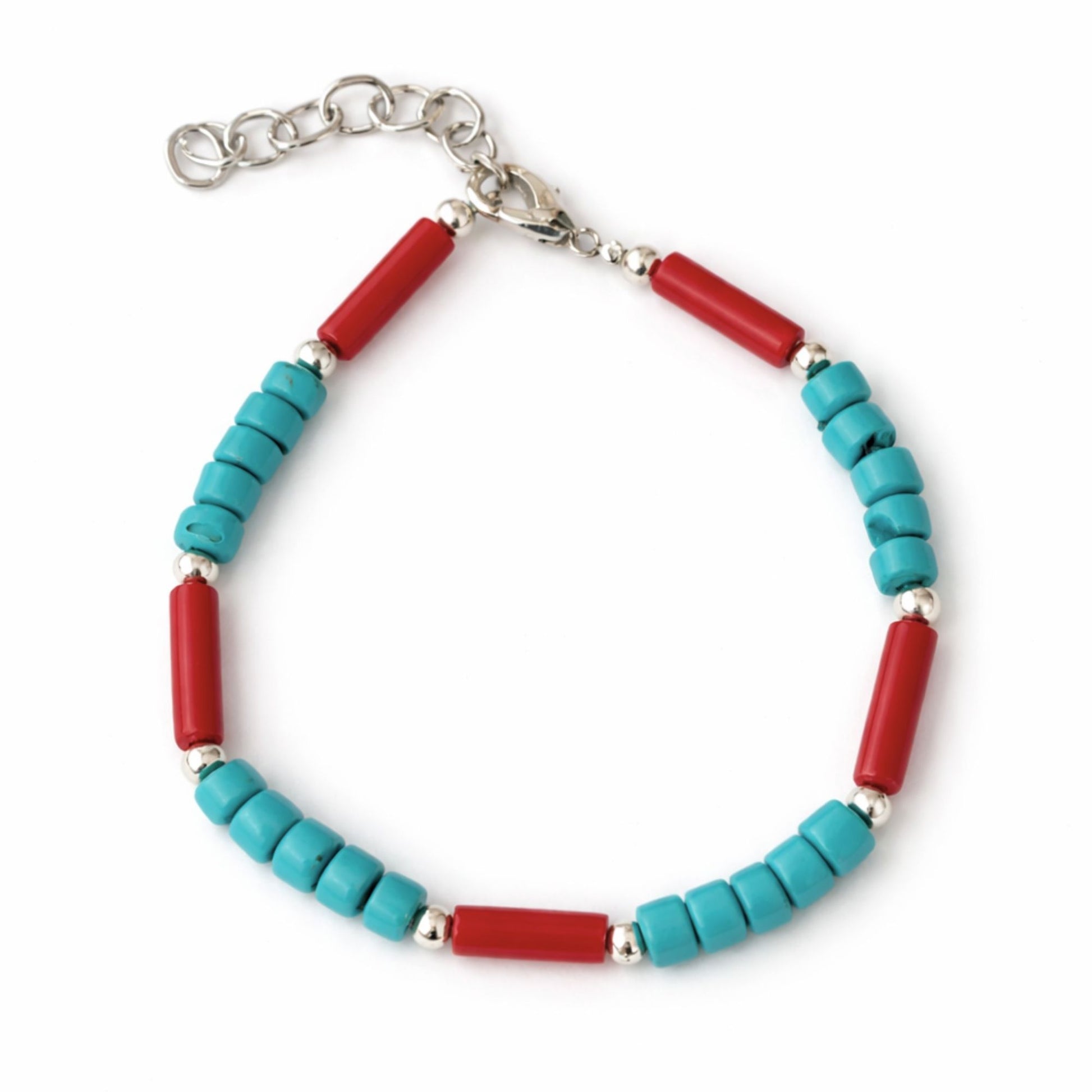 Pulsera de cuentas turquesas y rojas, con detalles en plata, estilo bohemio y ajustable.