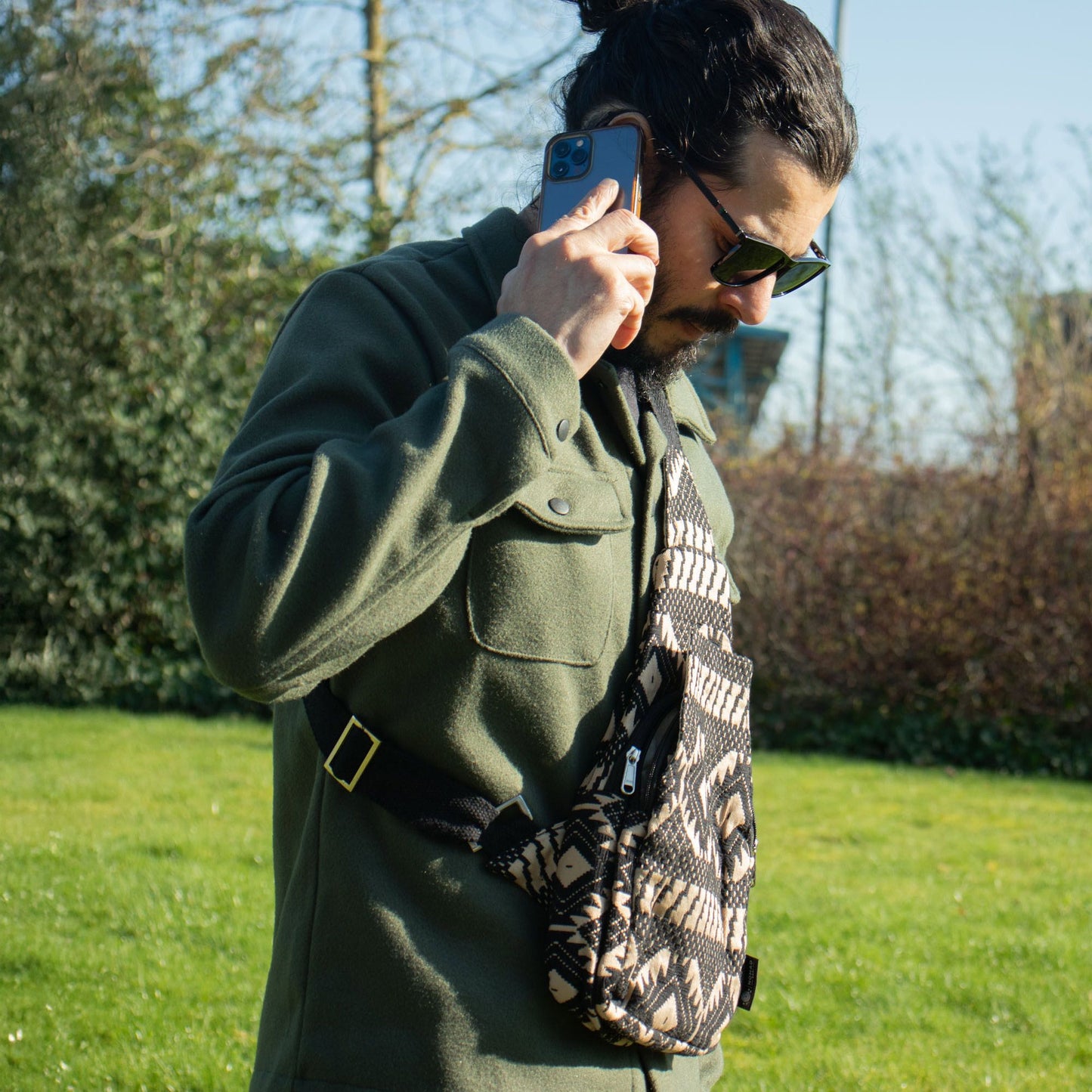 Bandolera negra y beige de tela con estampado étnico, estilo moderno, perfecta para llevar teléfono y accesorios.