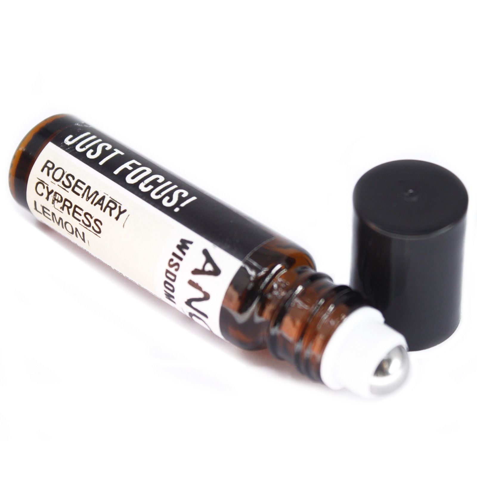 Aceite esencial en frasco de vidrio marrón, aroma romero, ciprés y limón, estilo moderno con aplicador de rodillo.