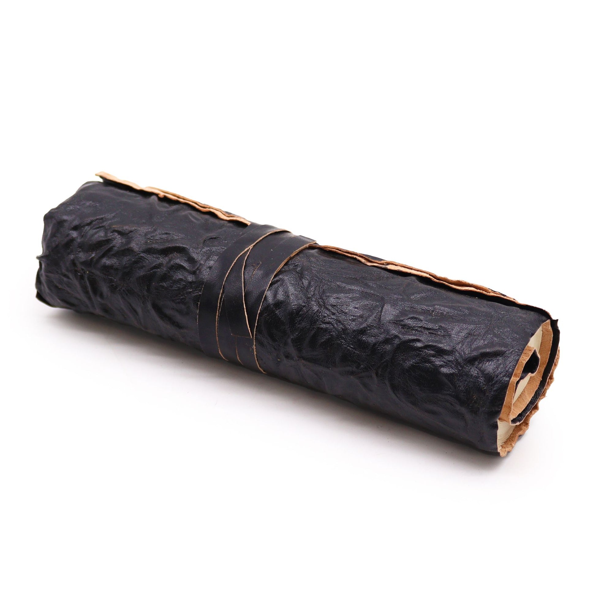 Papel de regalo negro arrugado con cinta dorada, estilo elegante y moderno para presentaciones sofisticadas.