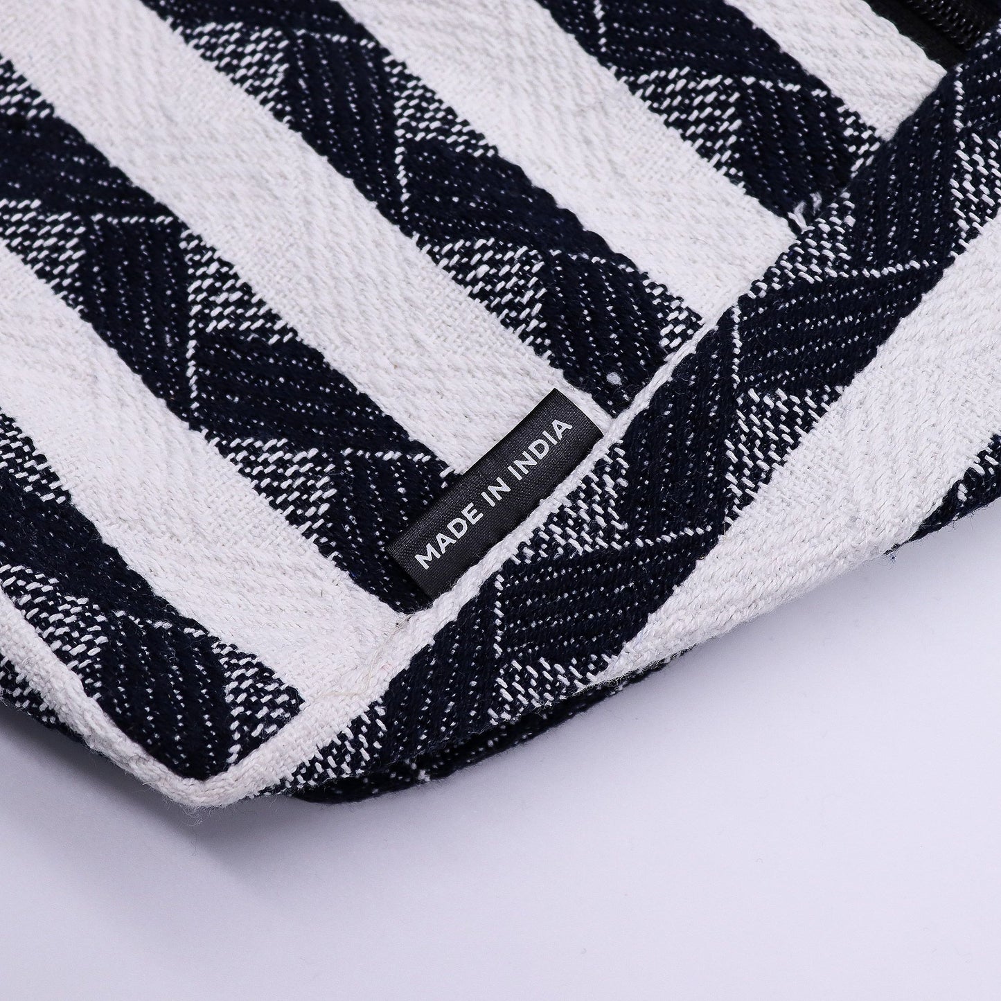 Funda de cojín de algodón azul y blanco con diseño a rayas, hecha en India. Ideal para decoración moderna.
