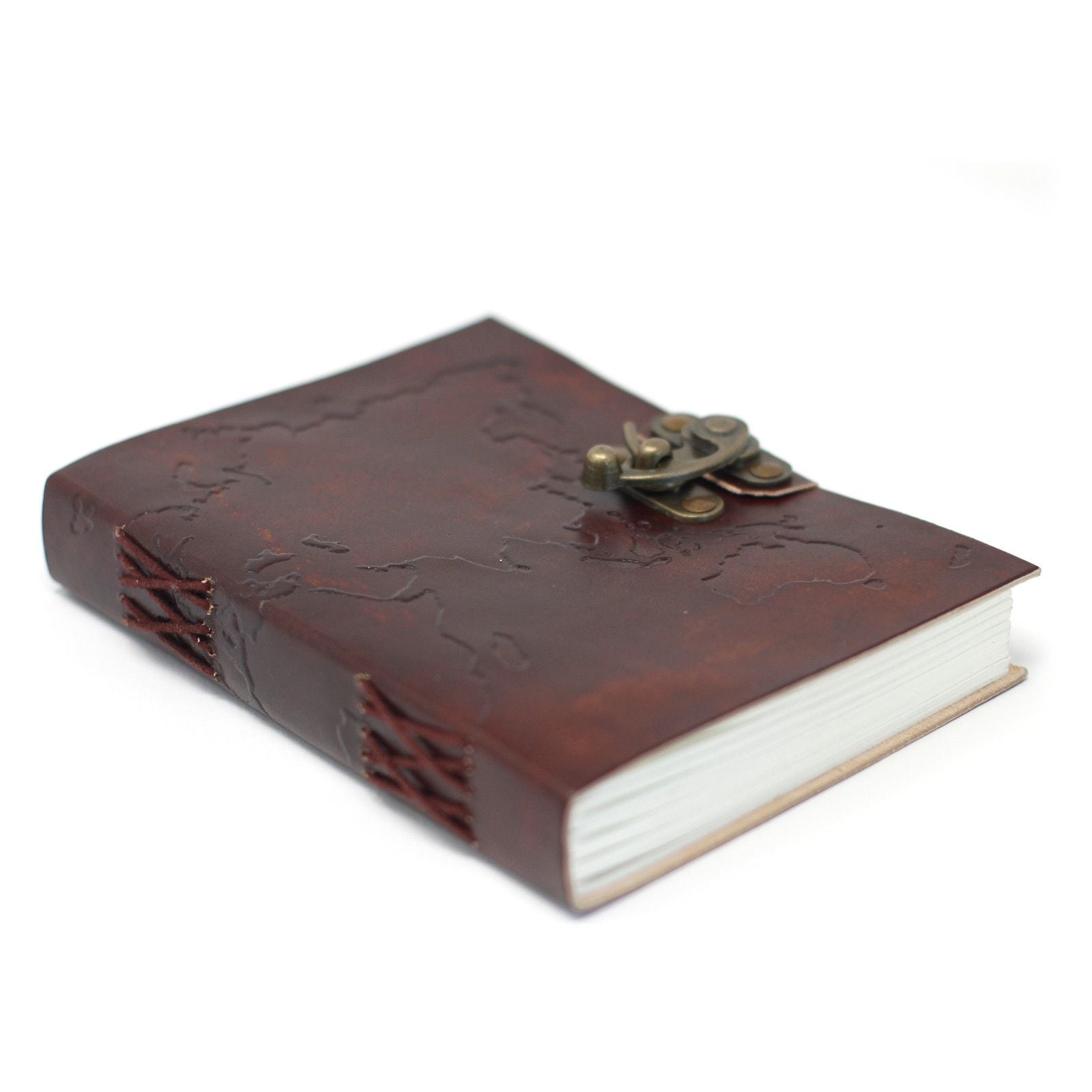 Diario de cuero marrón con cierre de bronce, diseño artesanal y páginas en blanco, ideal para escritura y notas.