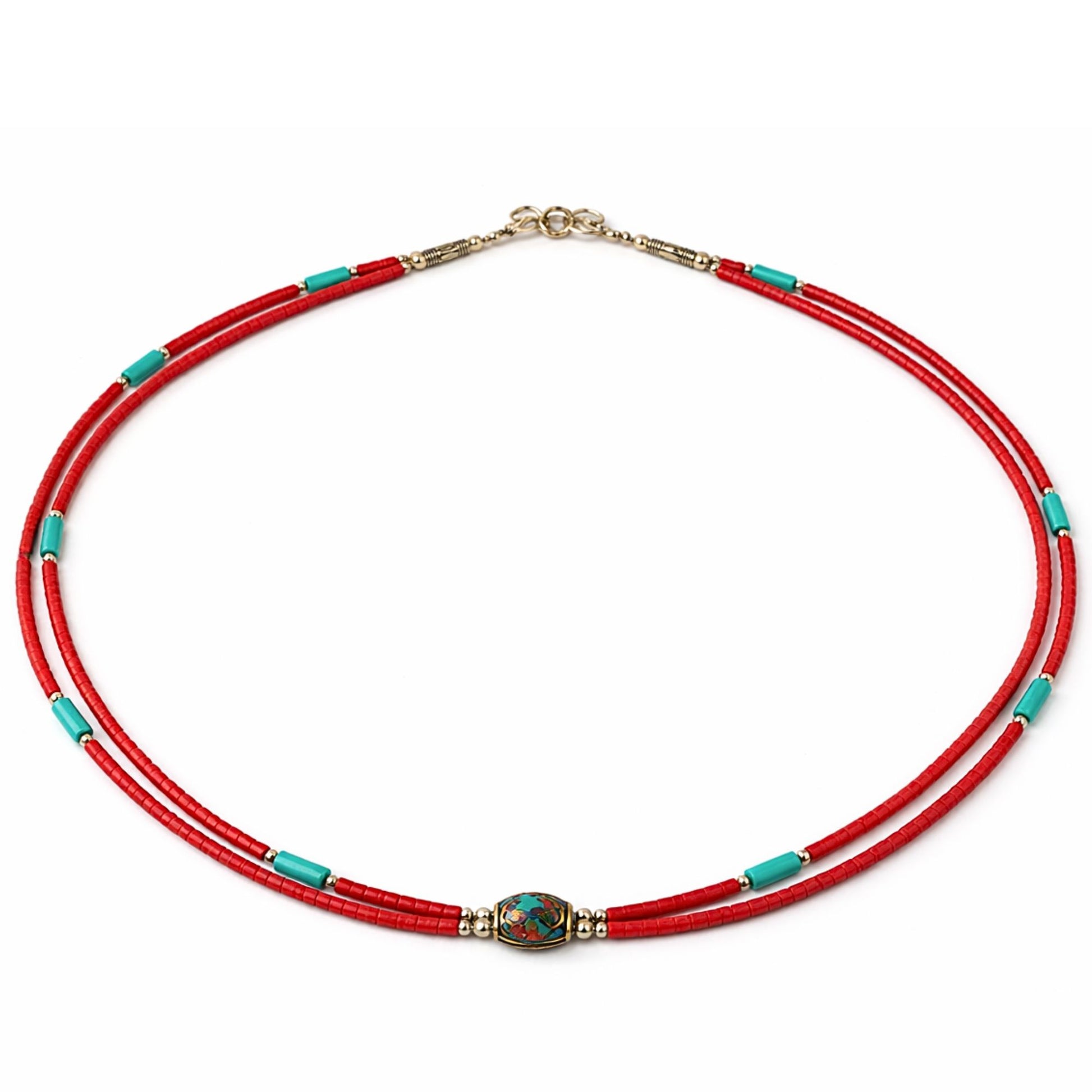 Collar de cuentas rojas y azules con detalle de metal, estilo bohemio, ideal para un look veraniego.