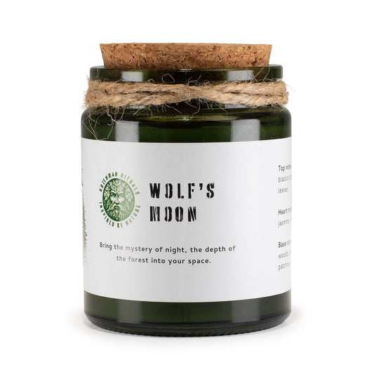 Vela aromática 'Wolf's Moon' en frasco verde, tapón de corcho, con notas de bosque y jazmín. Ideal para ambientar.