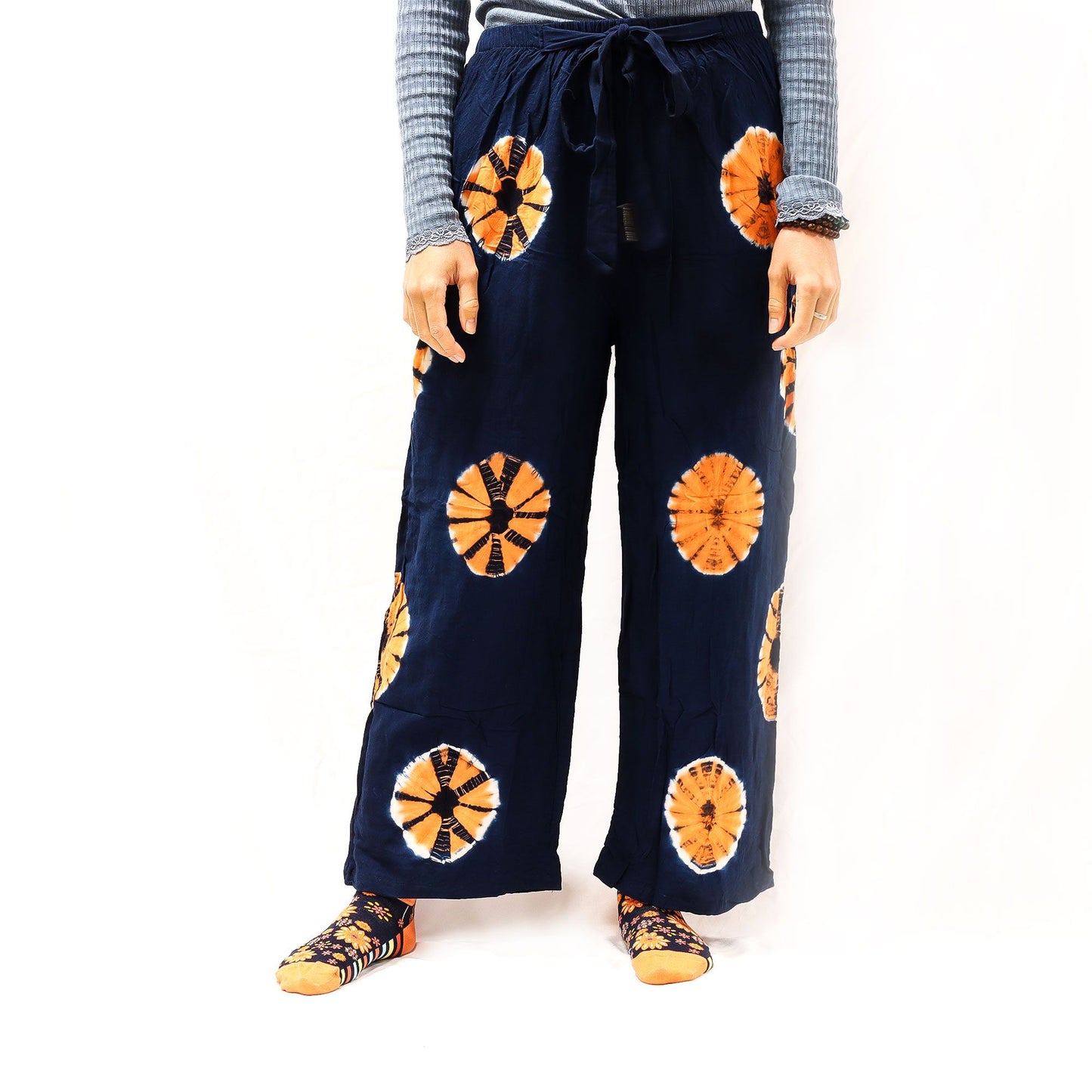 Pantalones de descanso estilo japonés Ancient Wisdom: azul marino, corte holgado, cintura con lazo y diseño circular.
