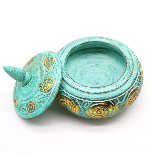 Jarreta decorativa azul turquesa y dorada, cerámica con tapa, estilo boho y detallados grabados en espiral.