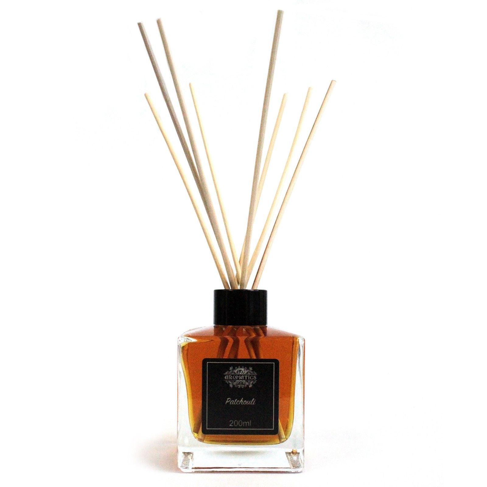 Difusor de fragancia de patchouli, botella cuadrada de 200 ml, líquido ámbar y varitas de madera.