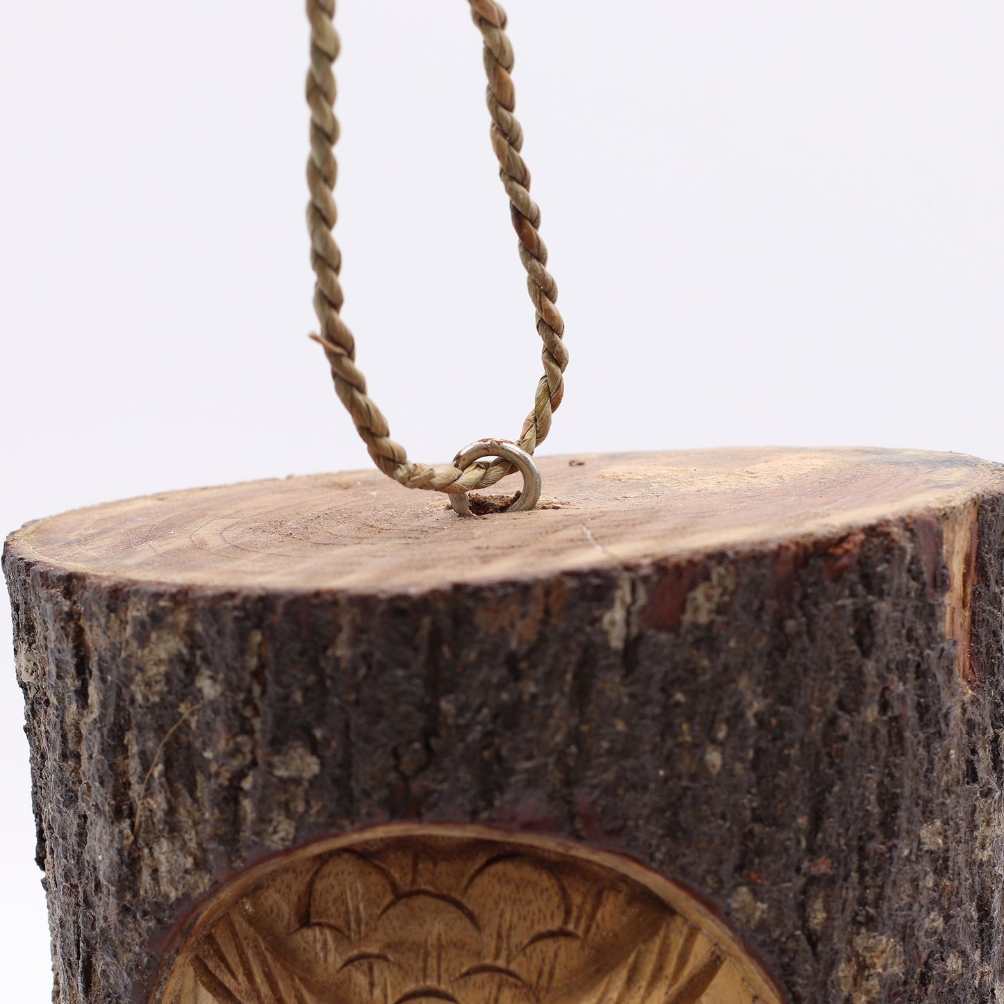 Gancho de madera natural con cuerda trenzada, estilo rústico, tono marrón oscuro y grabado decorativo.
