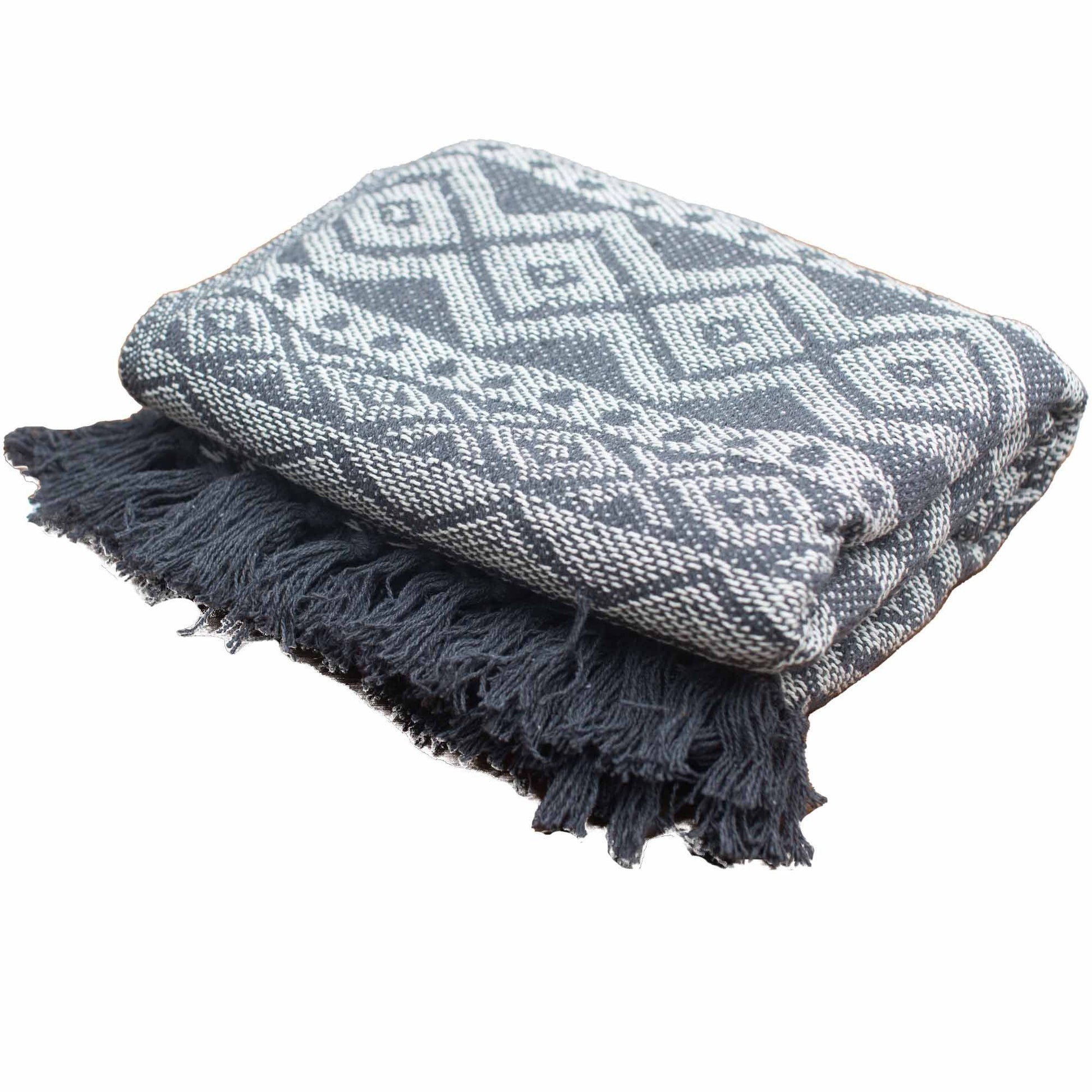 Manta de algodón gris con diseño geométrico y flecos, ideal para decoración y confort.