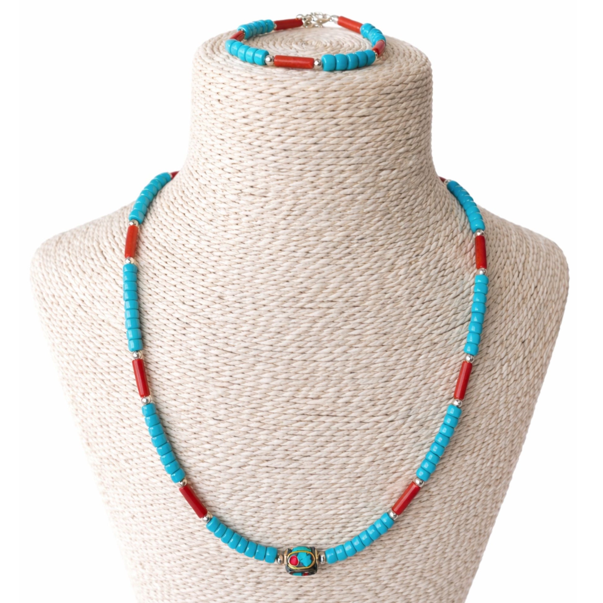 Collar y pulsera de cuentas turquesa y coral rojo, estilo bohemio, con detalle en plata.