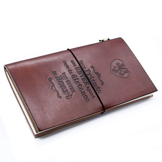 Cuaderno de cuero marrón estilo vintage con grabado de corazones y frases motivacionales. Ideal para anotar pensamientos.