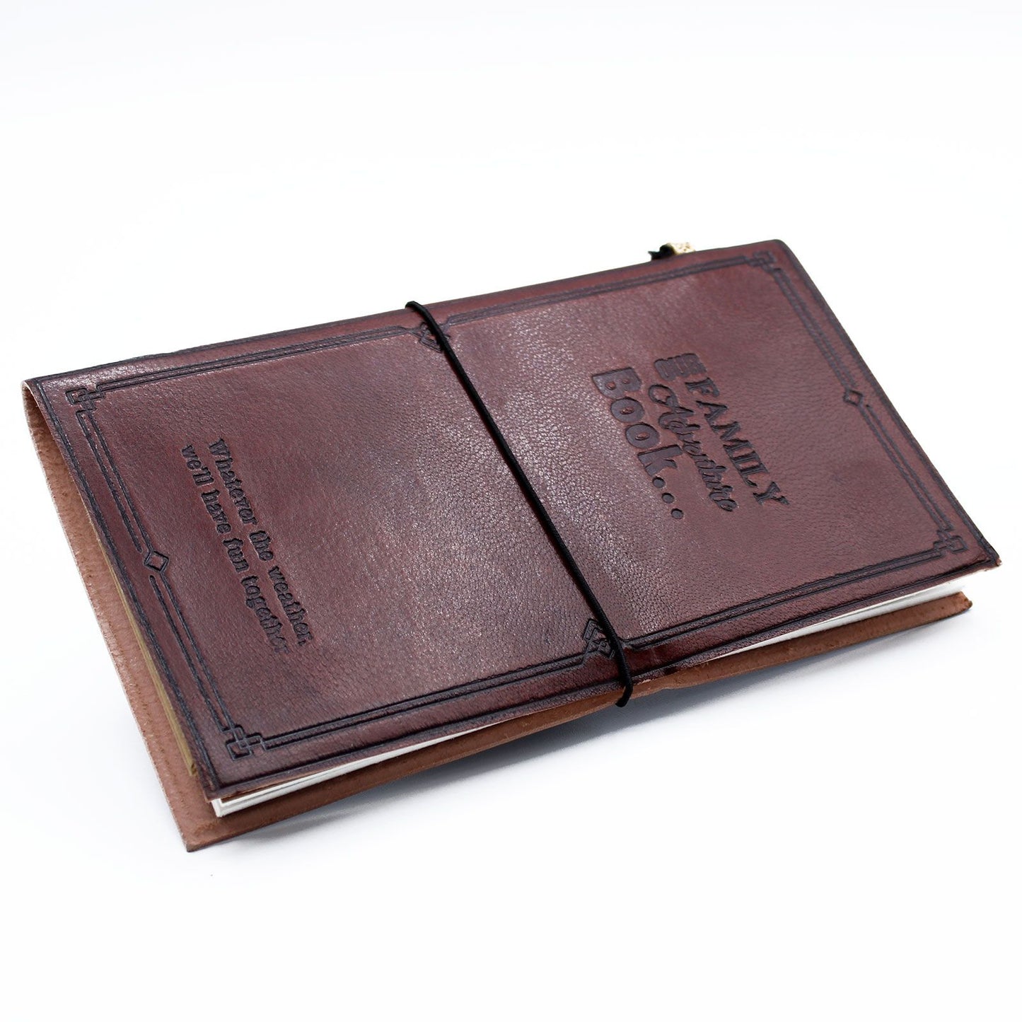 Libro de registro familiar de cuero marrón con grabado, cierre de elástico, estilo vintage y páginas en blanco.