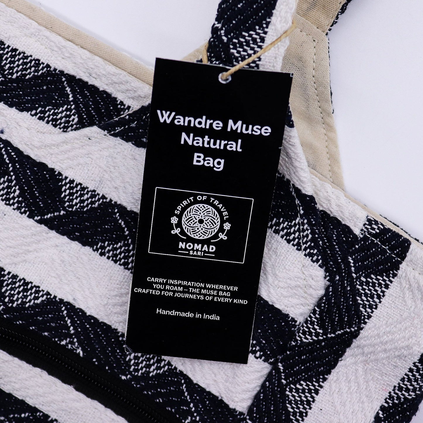 Bolso Wander Muse natural, hecho a mano en India, de algodón blanco y negro con diseño de rayas. Ideal para viajes.