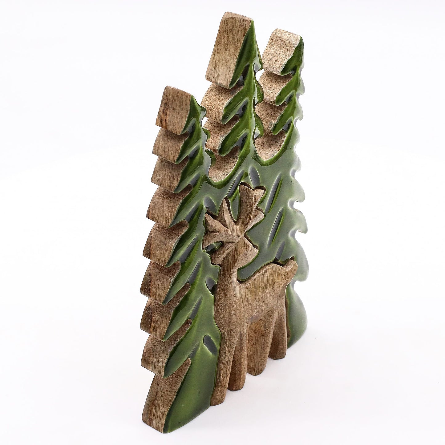 Adorno de madera con ciervo y árboles verdes, estilo rústico y natural, ideal para decoración de Navidad.