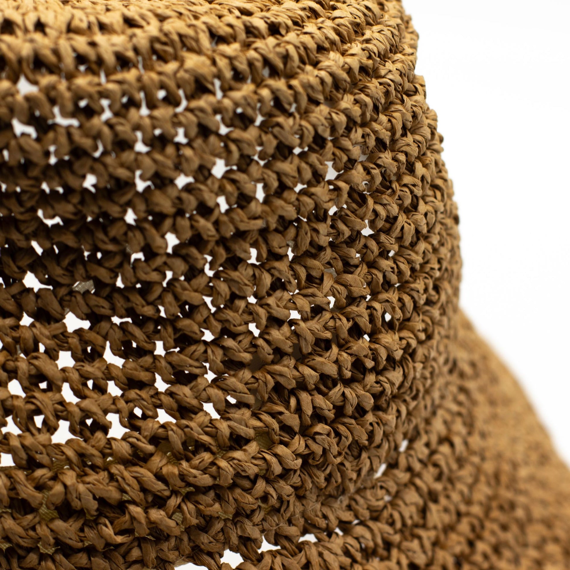 Sombrero de paja trenzada en color marrón claro, estilo casual y ligero, ideal para el verano.