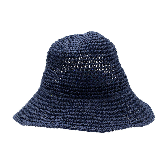Sombrero de paja tejido en color azul marino, estilo bucket, ideal para el verano y la playa.