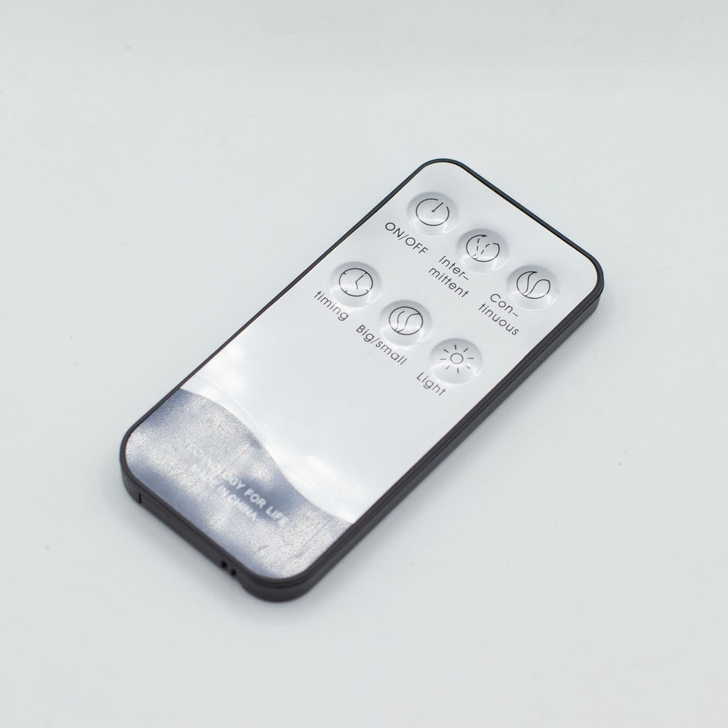 Control remoto blanco y negro con botones para encender, apagar y ajustar luz. Ideal para lámparas modernas.
