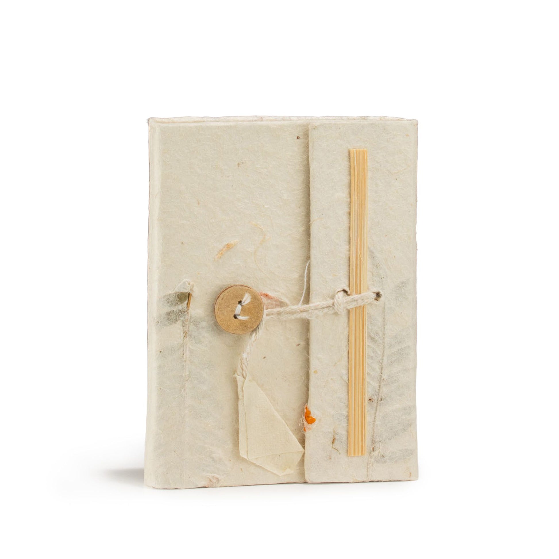 Cuaderno artesanal en papel reciclado, color blanco, con cierre de madera y cinta de bastidor en estilo rústico.