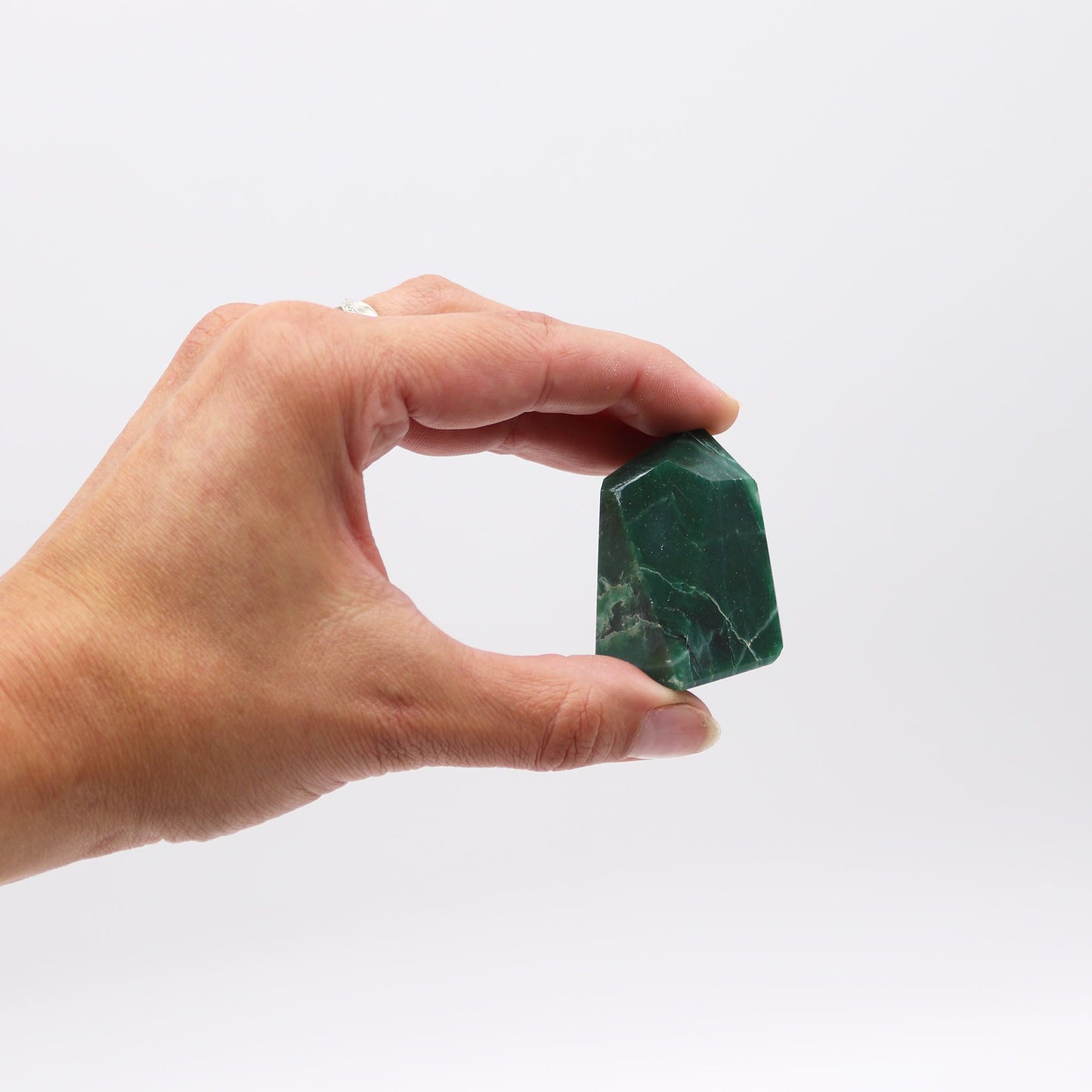 Piedra preciosa verde en forma de cristal, ideal para decoración o coleccionismo.