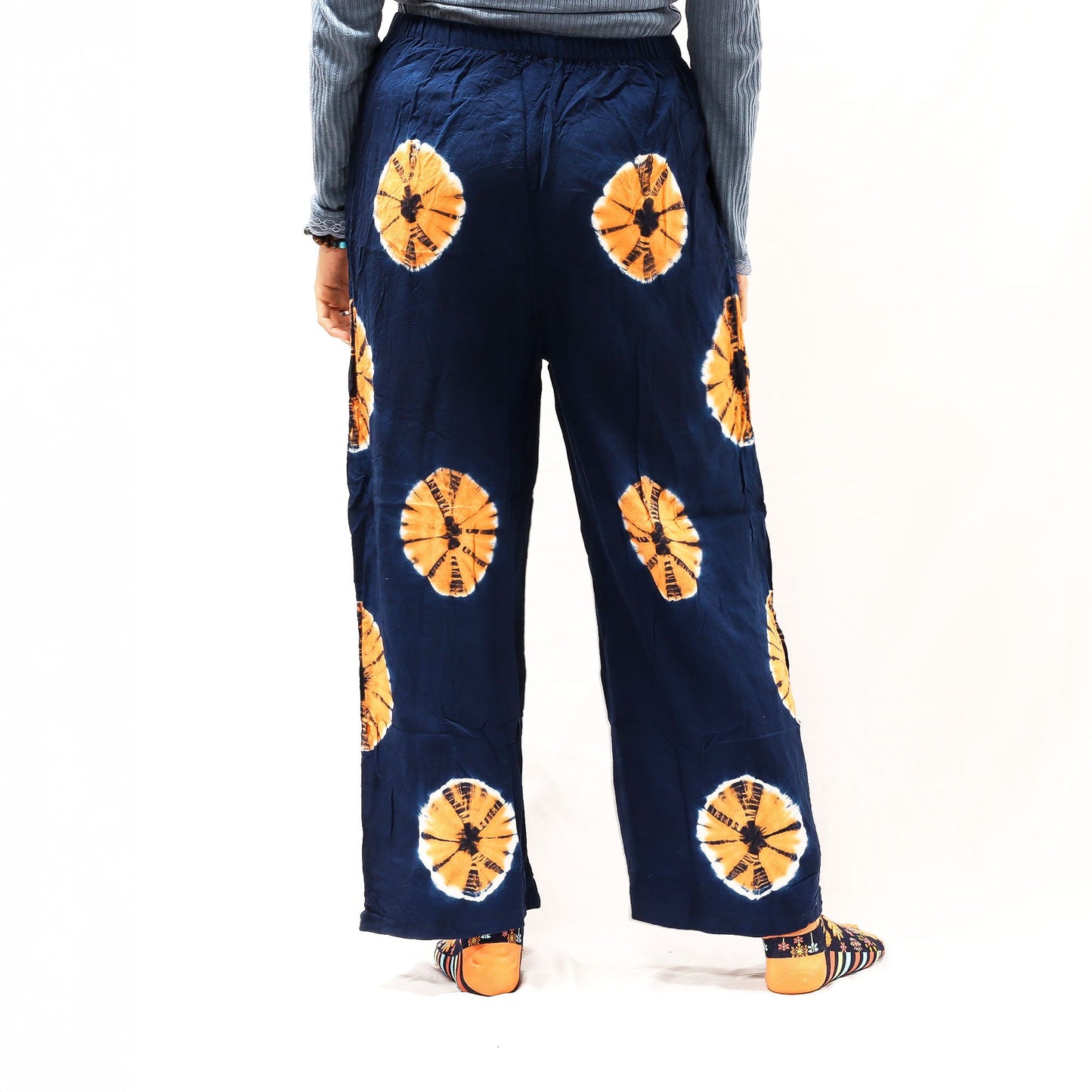 Pantalones de descanso Ancient Wisdom, azul marino con estampado circular naranja, corte holgado y cintura elástica.