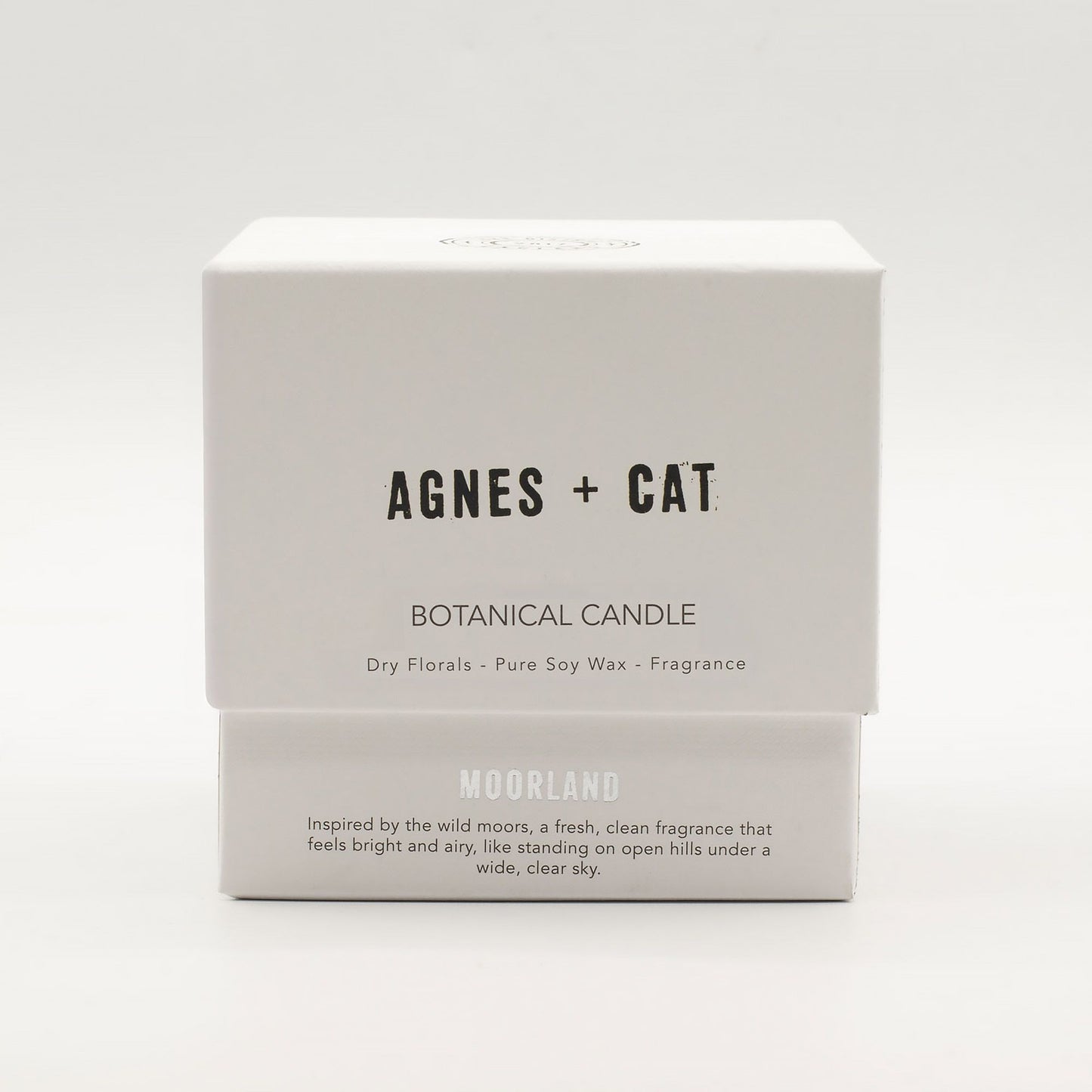 Vela botánica AGNES + CAT, cera de soya pura, aroma fresco y ligero, caja blanca con detalles elegantes.