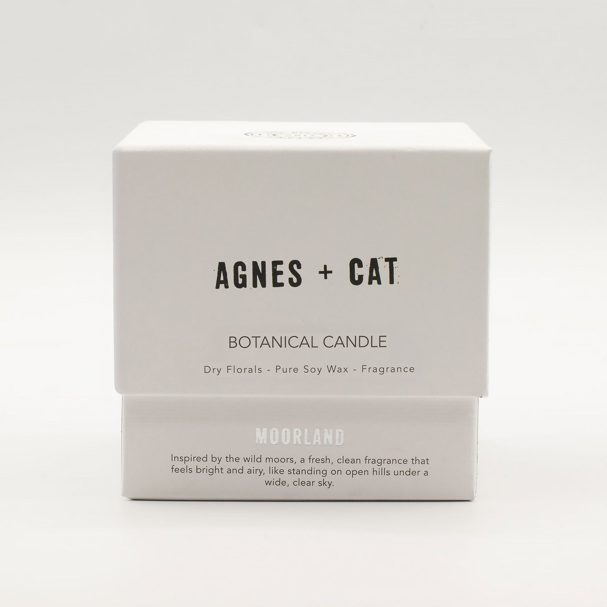 Vela botánica AGNES + CAT, cera de soya pura, aroma fresco y ligero, caja blanca con detalles elegantes.
