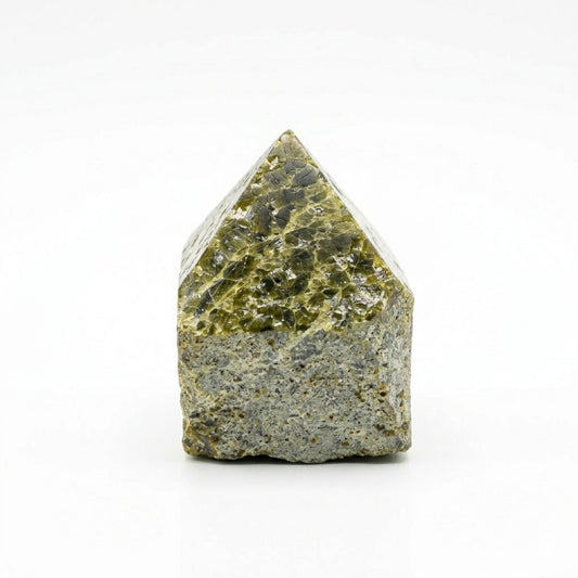 Piedra decorativa en forma de casa, verde oliva y gris, de mineral pulido, ideal para colección o decoración.