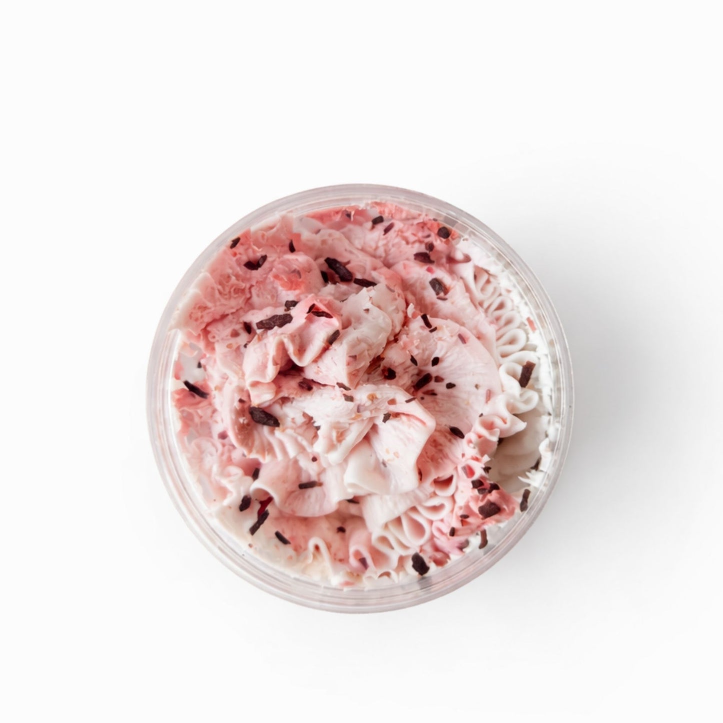Taza de helado de fresa con crema batida y chispas de chocolate, estilo moderno y atractivo para verano.