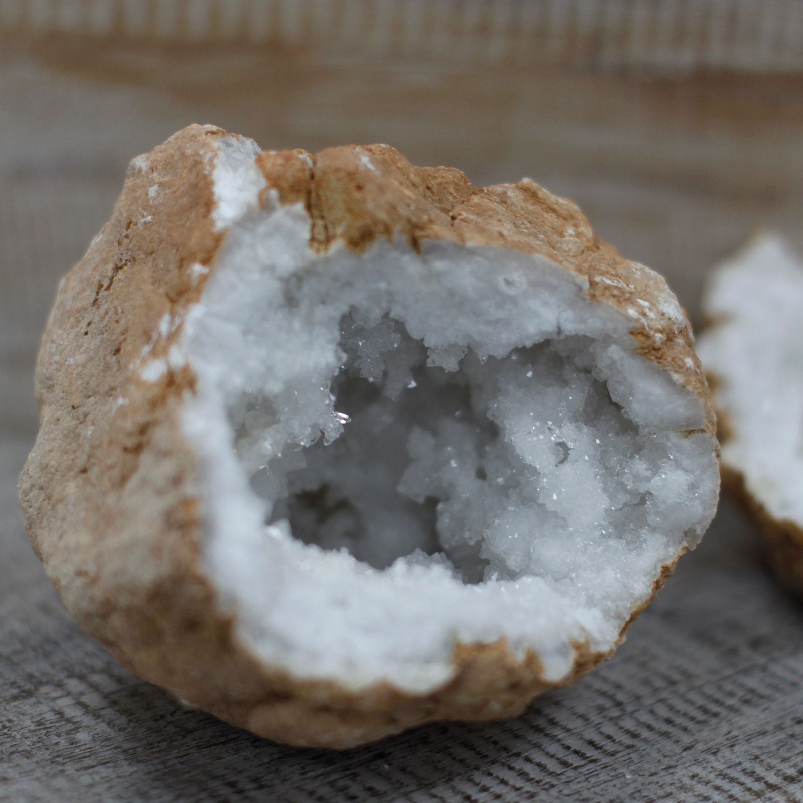 Geoda de cristal de sal blanca con exterior marrón, ideal para decoración y uso en aromaterapia.