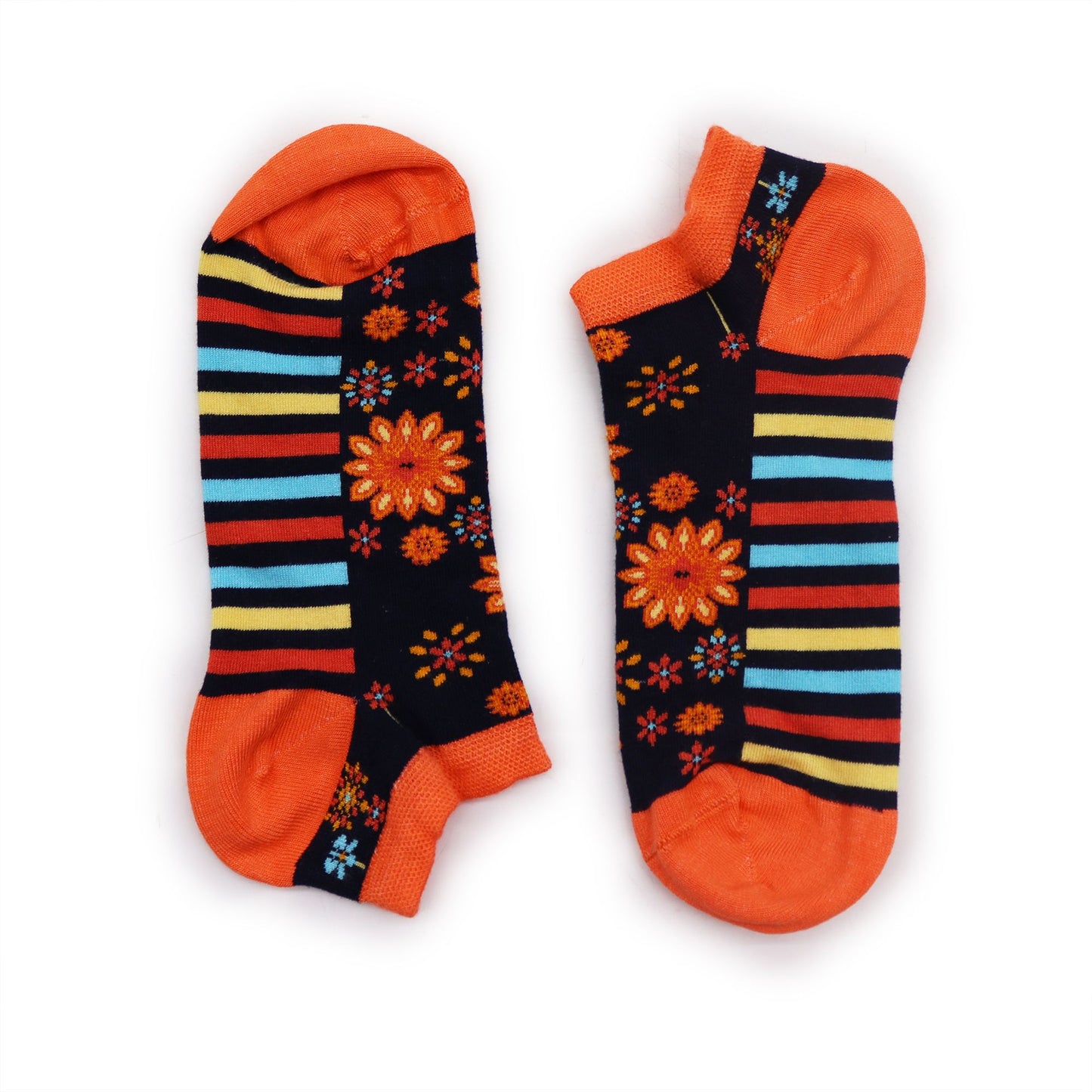 Calcetines cortos de colores, fondo negro, rayas en azul, rojas y amarillas, con estampado floral en naranja.