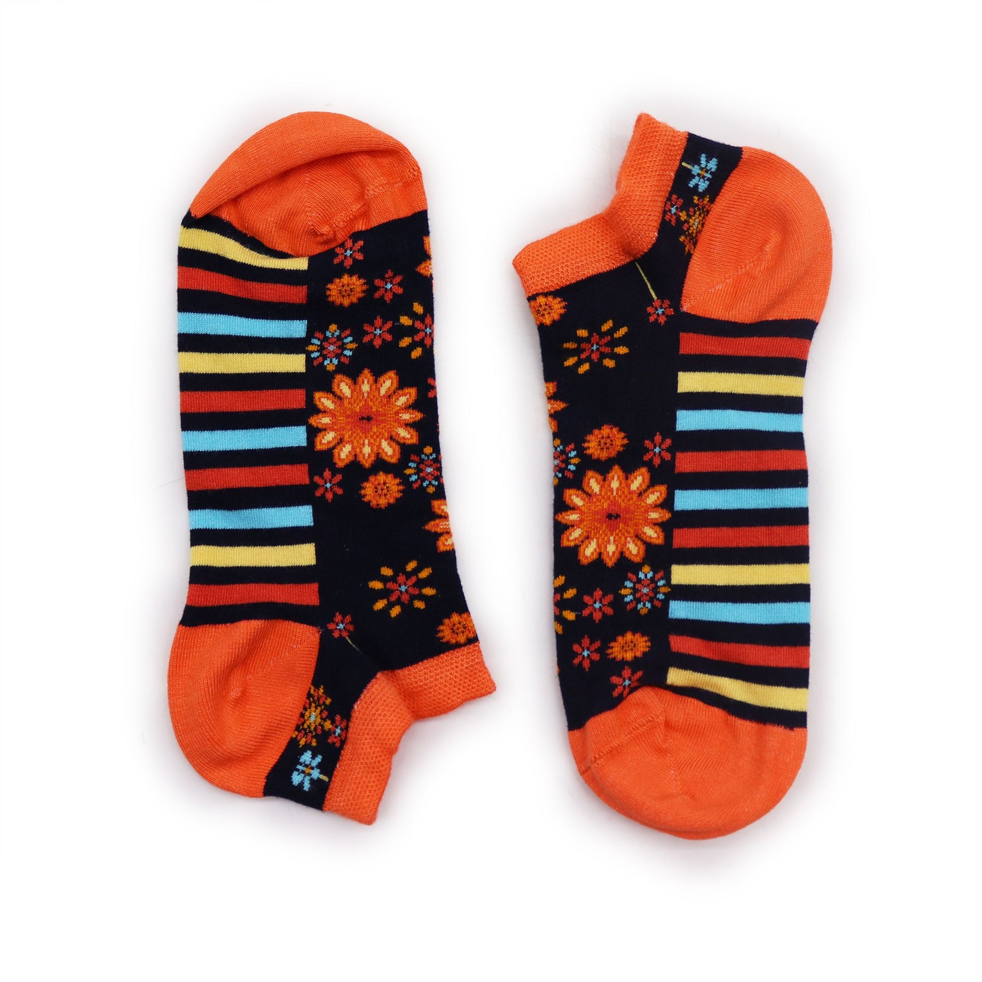 Calcetines cortos de colores, fondo negro, rayas en azul, rojas y amarillas, con estampado floral en naranja.