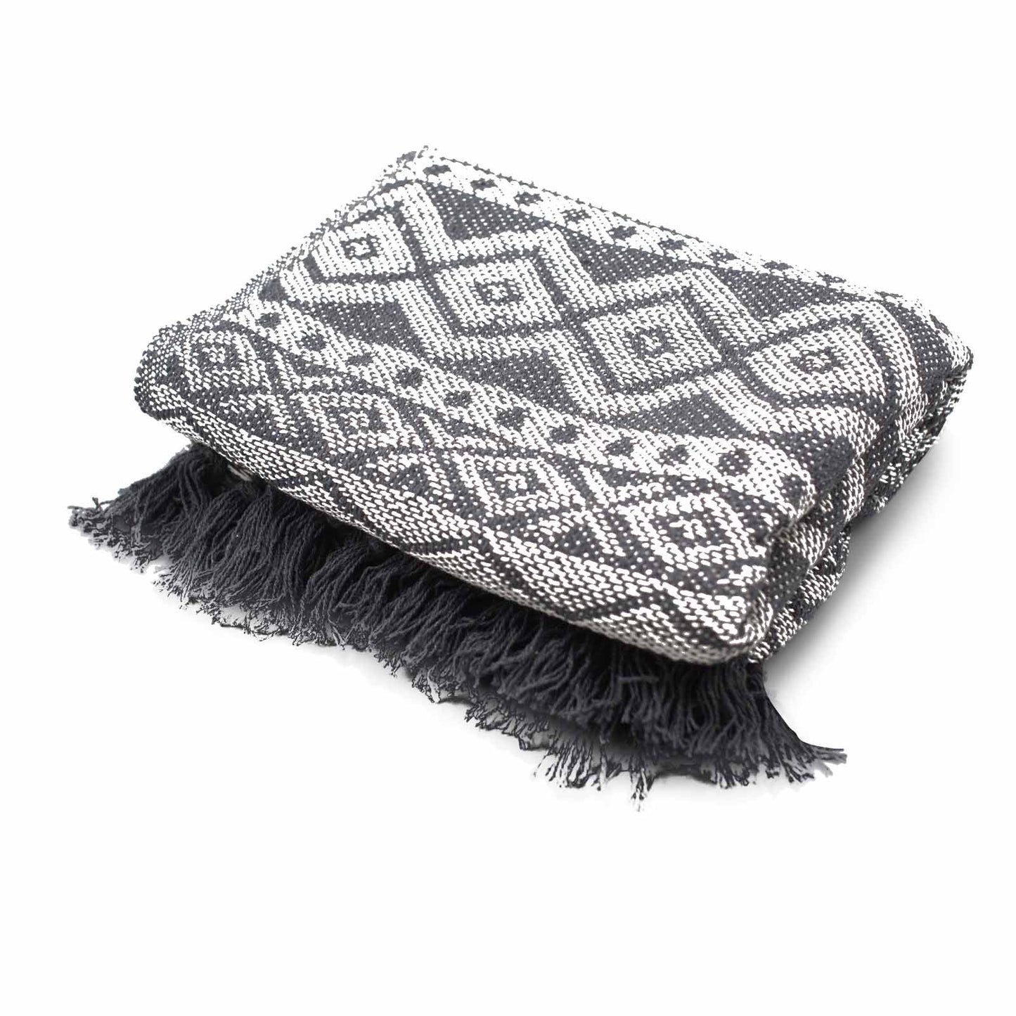 Manta decorativa de tejido algodón en blanco y negro, con diseño geométrico y flecos. Ideal para dar estilo.